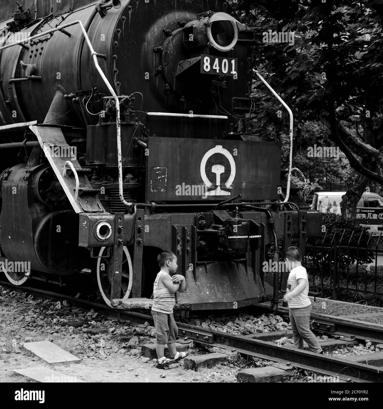 Deux enfants jouant devant une locomotive Banque D'Images