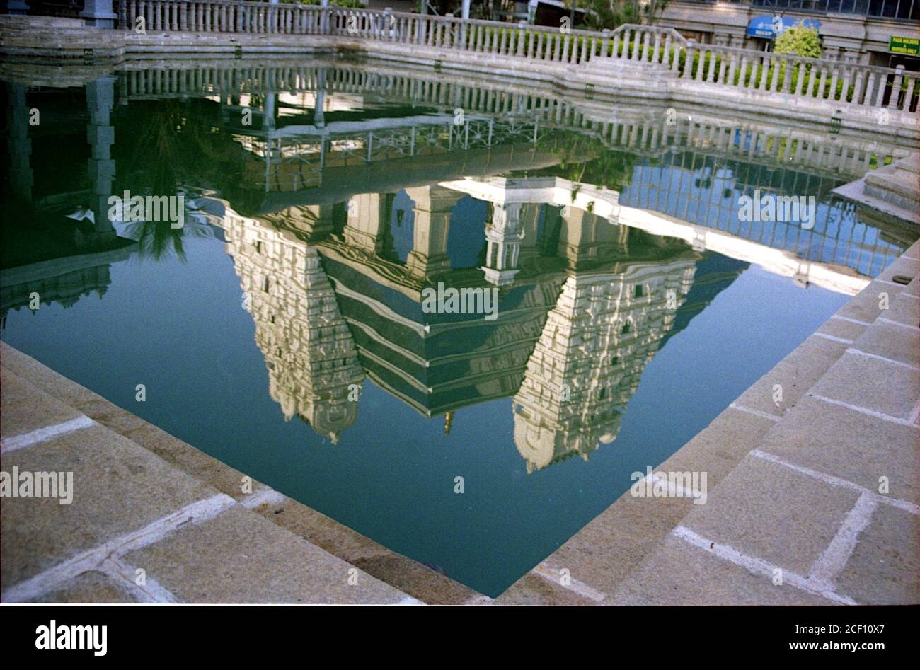Image inversée de la tour du temple ISKCON dans l'eau de l'étang à Bengaluru à Karnataka, Inde, Asie Banque D'Images