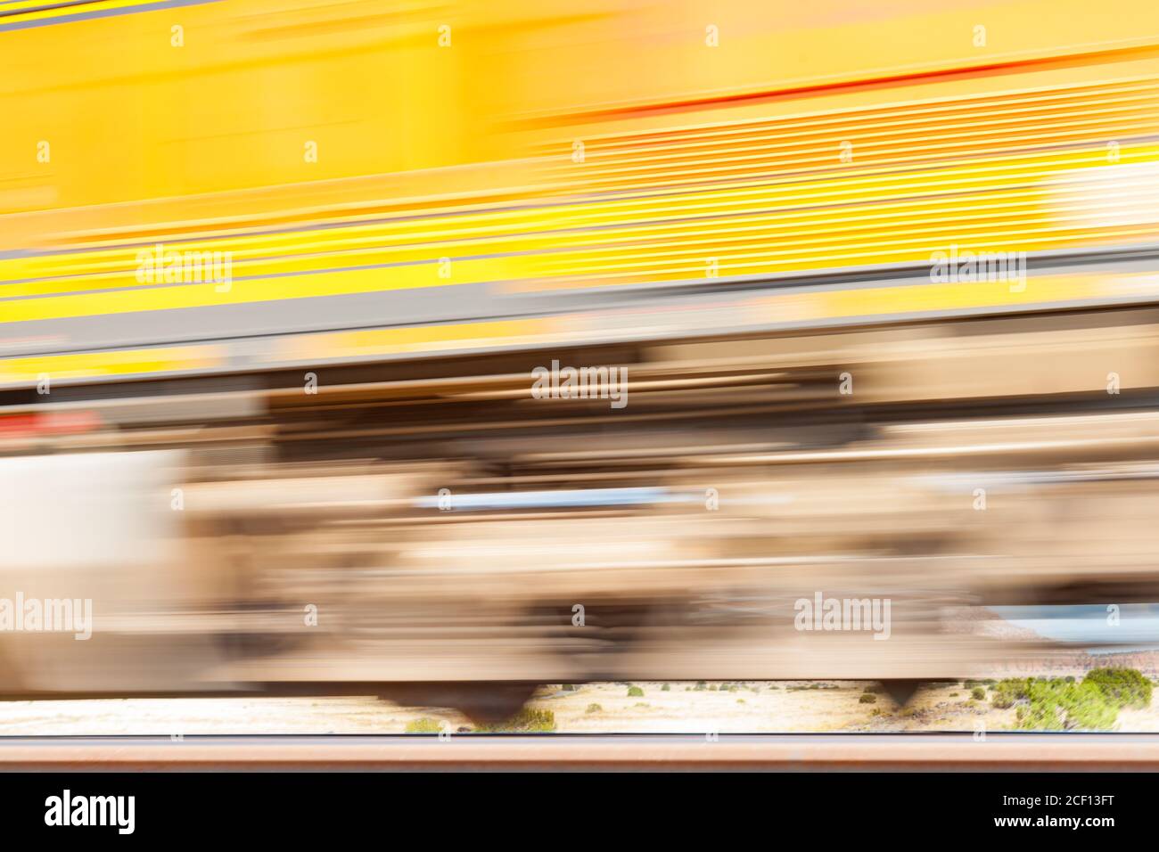 Flou de train de marchandises en train de se merde par la fermeture à travers les plaines Nouveau Mexique États-Unis. Banque D'Images