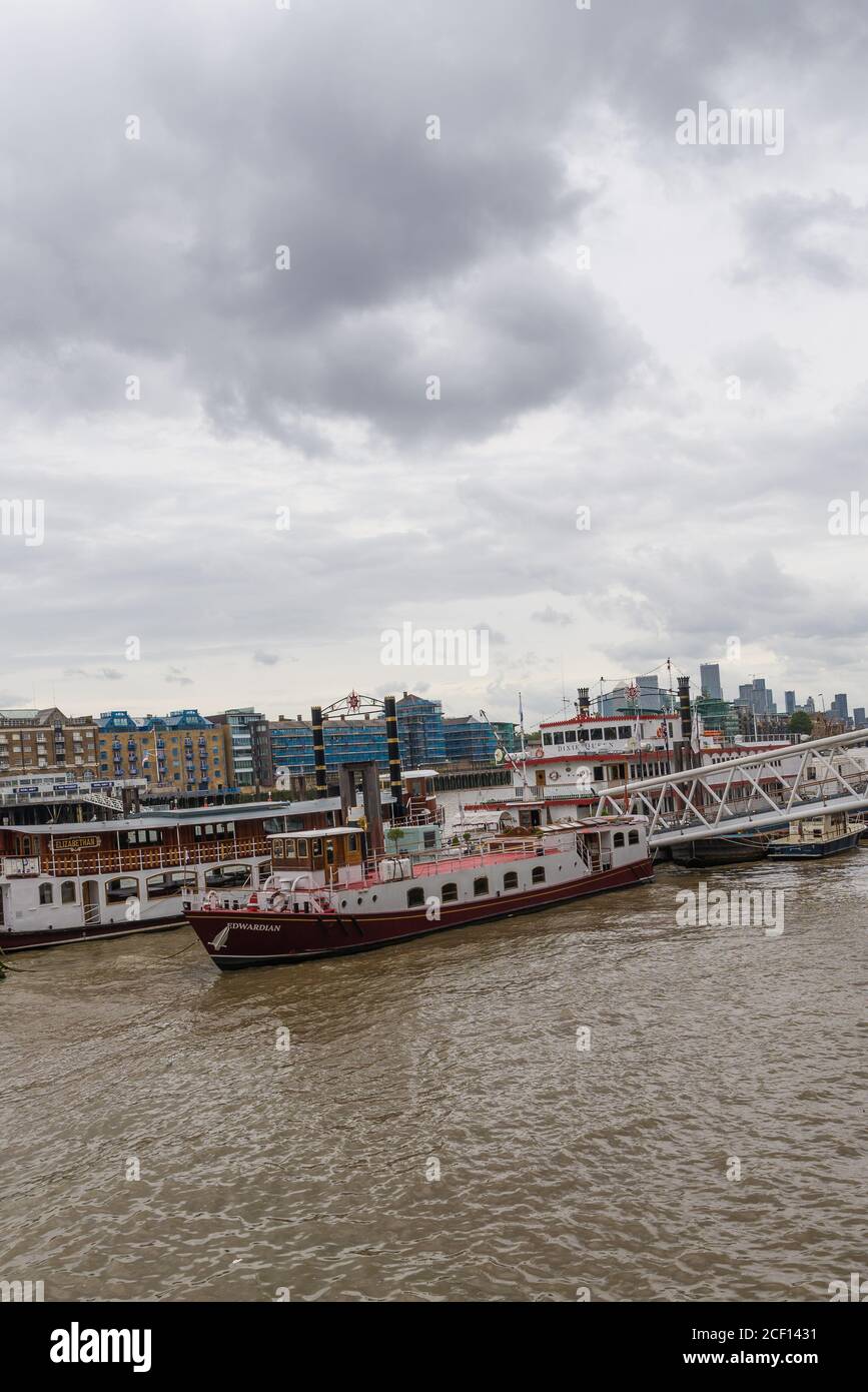 Bateaux de croisière amarrés à Butlers Wharf Pier, Londres, Angleterre, Royaume-Uni Banque D'Images