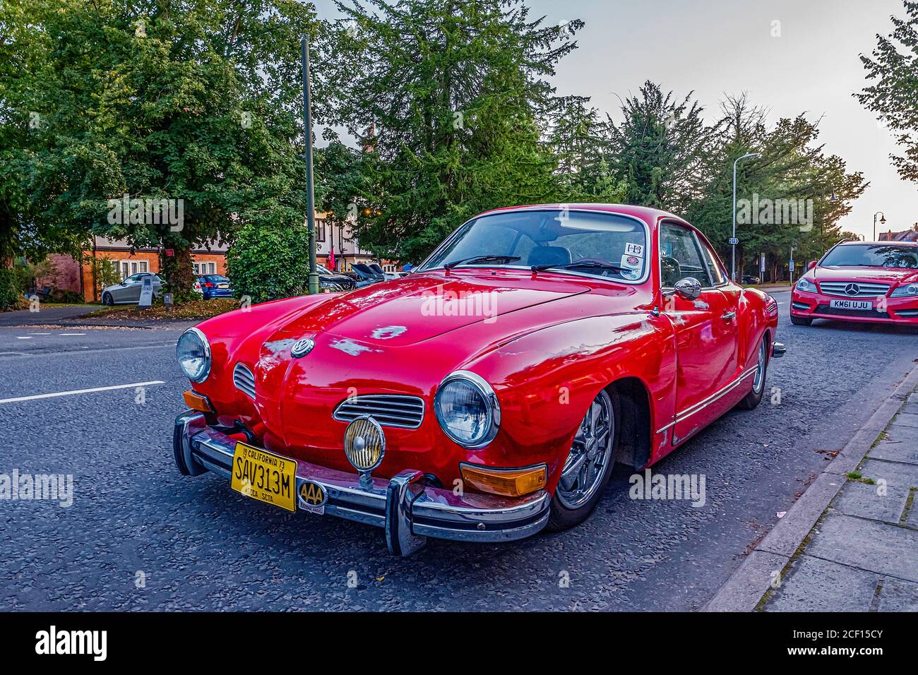 Voiture classique Red VW Karmann Ghia garée au bord de la route dans Lincolnshire. Banque D'Images