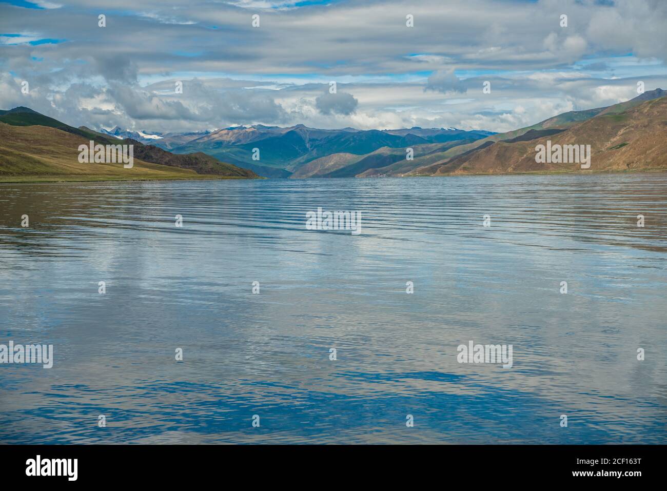 Yamdrok TSO, le lac sacré au Tibet, un jour ensoleillé, heure d'été. Banque D'Images