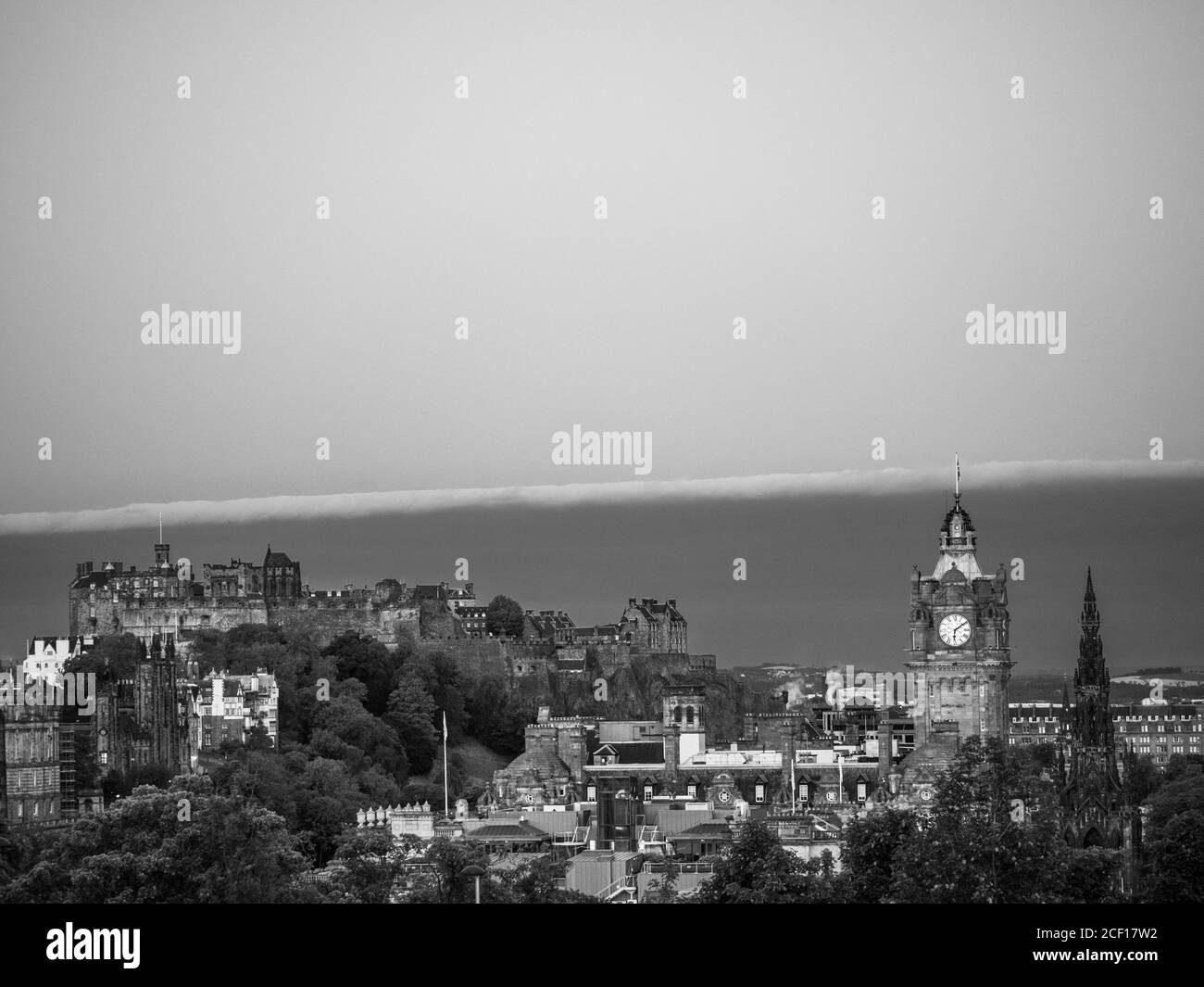 Paysage noir et blanc d'Édimbourg, avec le château d'Édimbourg et l'hôtel Balmoral, Édimbourg, Écosse, Royaume-Uni. Banque D'Images