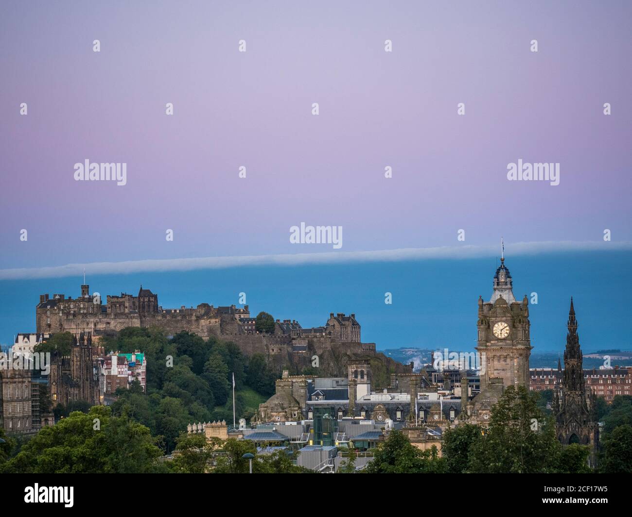 Sunrise, Landscape with the Tower of the Balmoral Hotel, and Edinburgh Castle, Edinburgh, Écosse, Royaume-Uni, GB. Banque D'Images