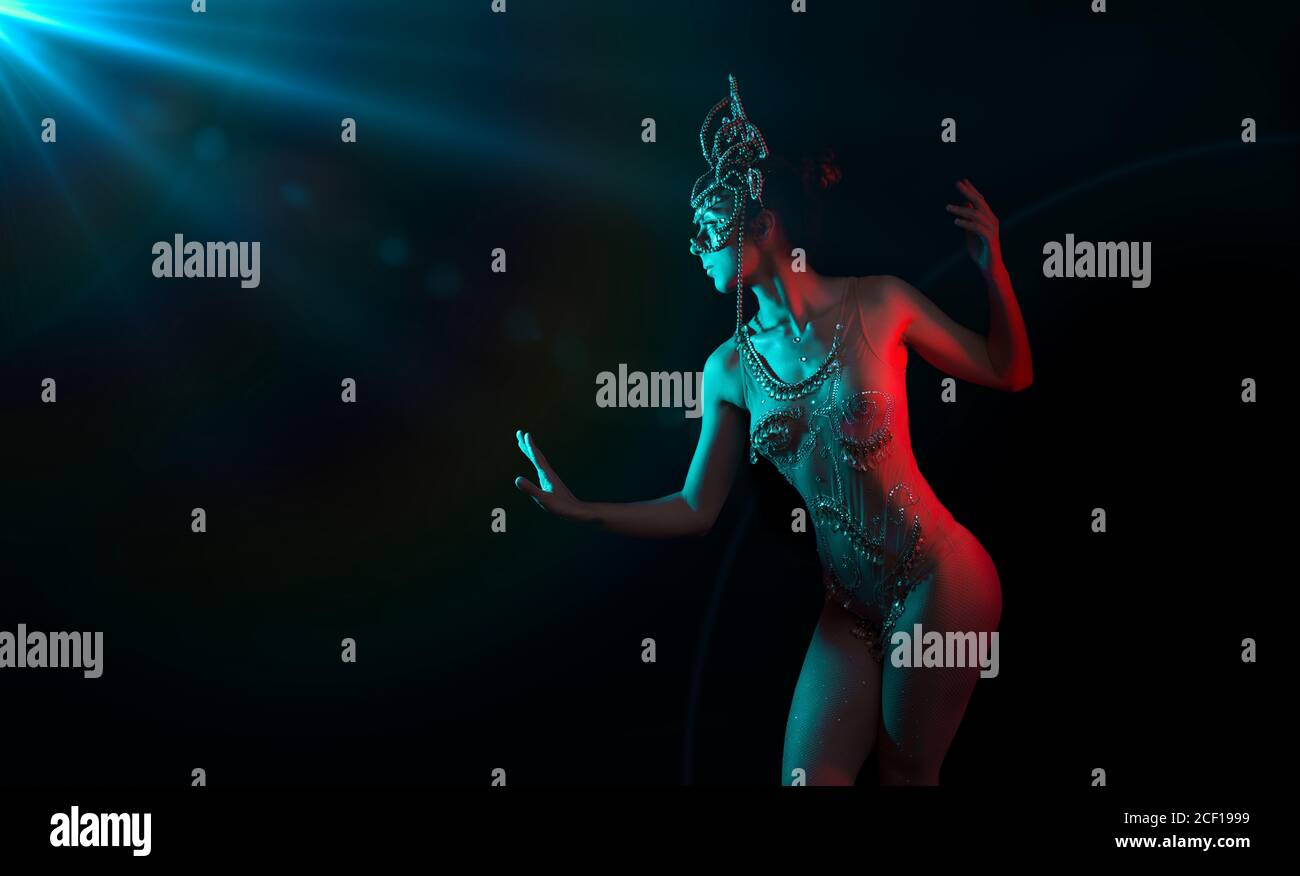 La déesse indienne Shiva debout sous une lumière bleue sur un arrière-plan bleu Banque D'Images