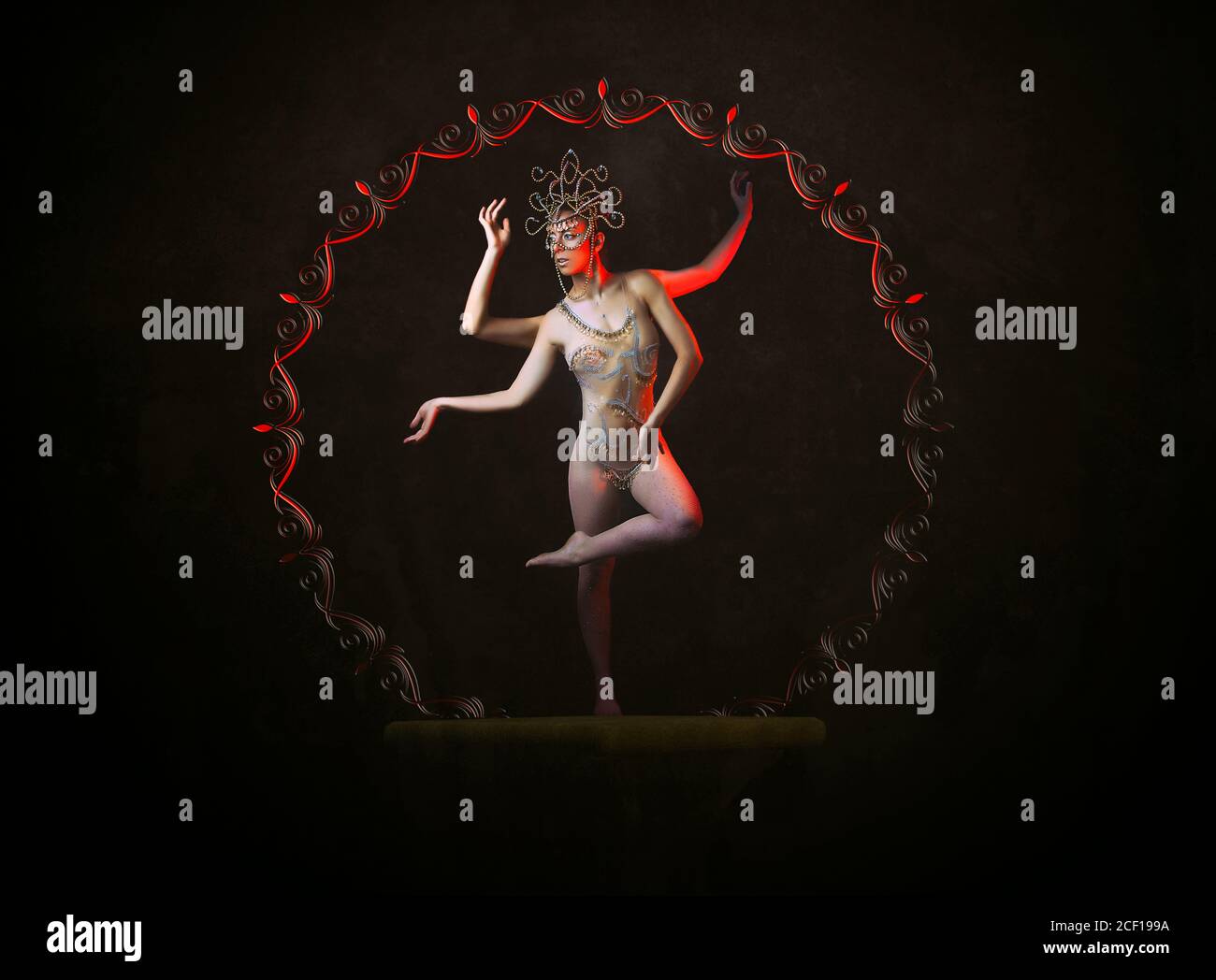 La déesse indienne Shiva se tenant à l'intérieur d'un cercle décoré sur un arrière-plan noir Banque D'Images