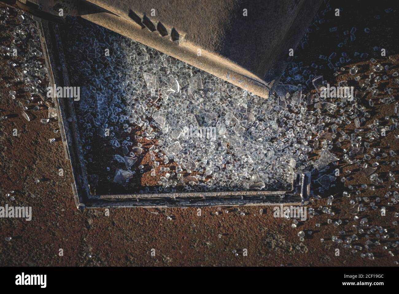 Photo à grand angle de morceaux de verre cassés sur le sol Banque D'Images