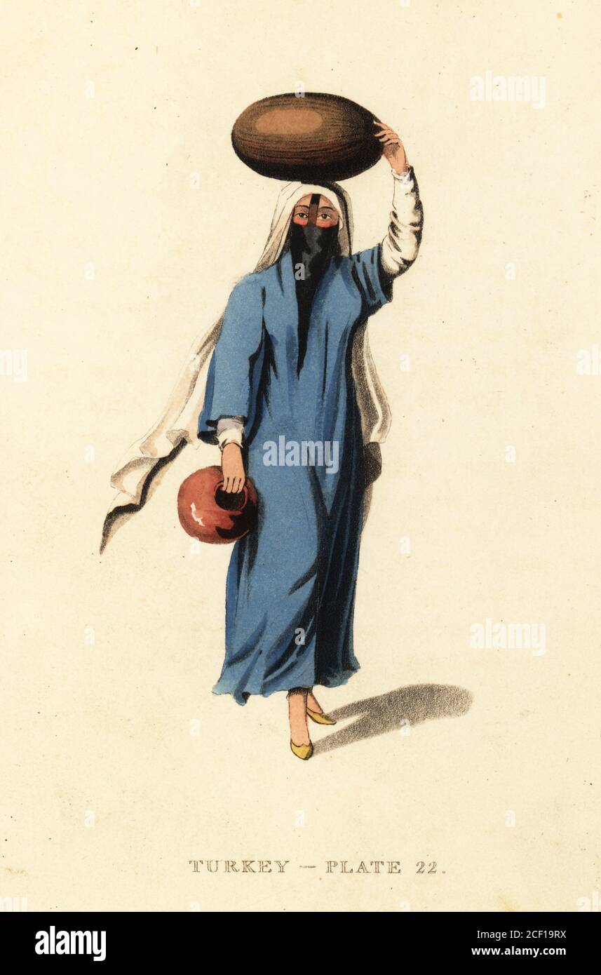 Costume d'une femme arabe égyptienne. Elle porte un voile de lin triangulaire noir couvrant le visage (moitié niqab), un foulard blanc, une robe bleue longue, et porte deux bols. Gravure sur plaque de coperplate de couleur main d'après Octavian Dalvimart de la traduction de William Alexander des représentations pittoresques de la robe et des manières des Turcs, Thomas m'Lean, Londres, 1814. Banque D'Images