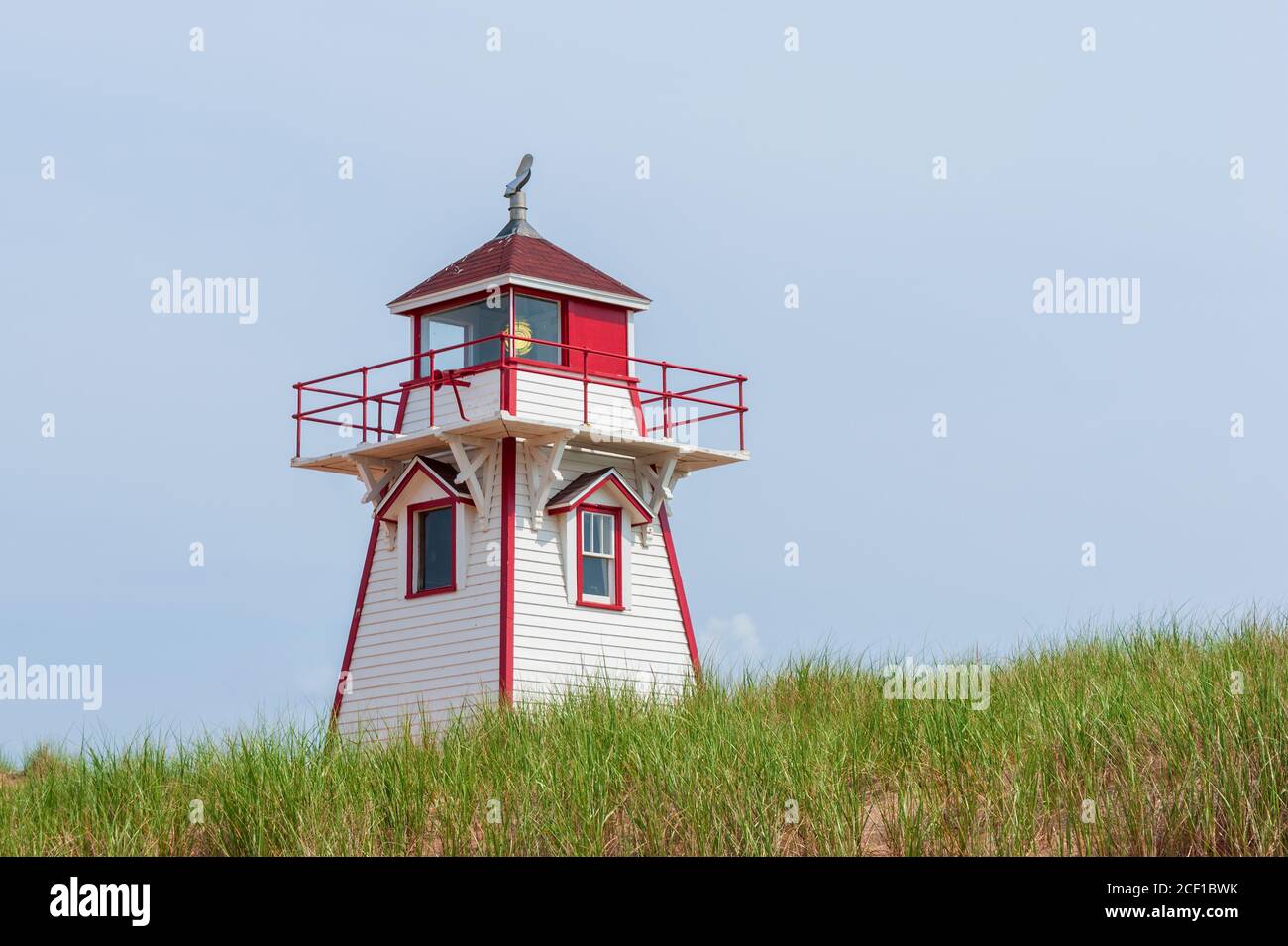 Phare de Covehead Harbour – un édifice historique de valeur patrimoniale situé au milieu des dunes de sable du parc national du Canada de l’Île-du-Prince-Édouard. Banque D'Images