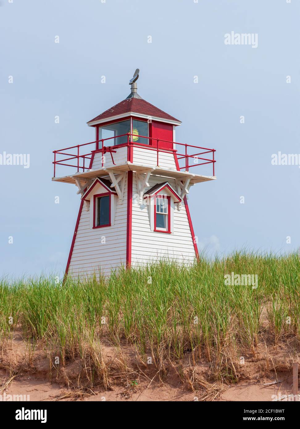 Phare de Covehead Harbour – un édifice historique de valeur patrimoniale situé au milieu des dunes de sable du parc national du Canada de l’Île-du-Prince-Édouard. Banque D'Images