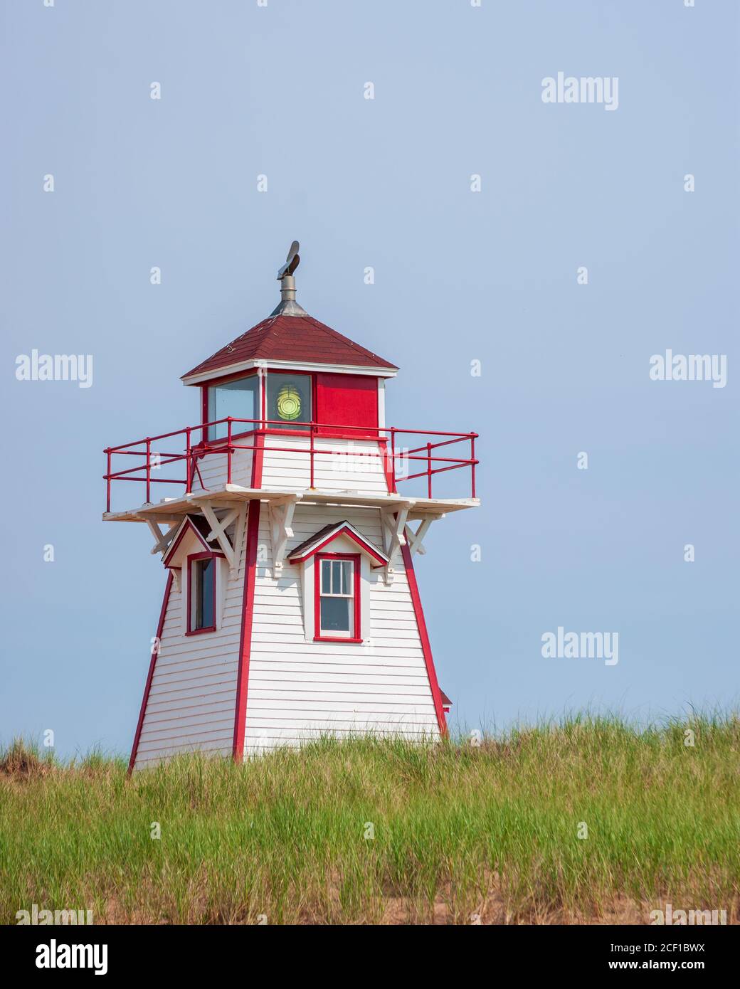 Phare de Covehead Harbour – un édifice historique de valeur patrimoniale situé au milieu des dunes de sable du parc national du Canada de l’Île-du-Prince-Édouard. Banque D'Images