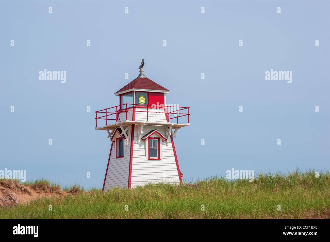 Phare de Covehead Harbour – un édifice historique de valeur patrimoniale situé au milieu des dunes de sable du parc national du Canada de l’Île-du-Prince-Édouard. Banque D'Images