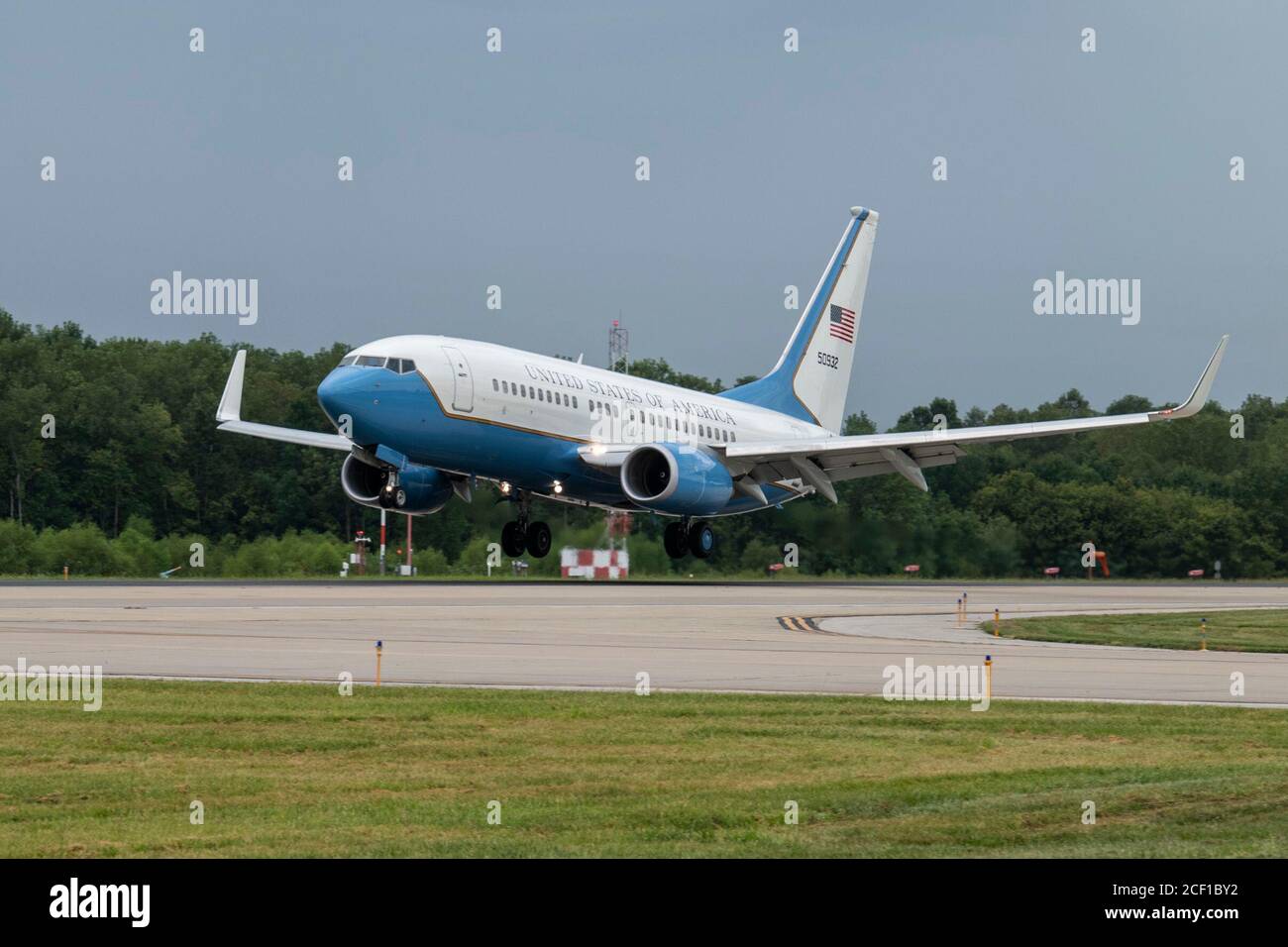 Un C-40C avec la 932e Escadre de transport aérien effectue des déplacements tactiles au cours d’un vol d’entraînement prévu à l’aéroport MidAmerica, Mascoutah (Illinois), le 1er septembre 2020. La formation Touch and Go est menée pour s'entraîner à l'atterrissage/décollage. Après le premier décollage, ils tournent autour et poursuivent le cycle d'atterrissage et de décollage pour utiliser efficacement leur temps d'entraînement en vol. (É.-U. Photo de la Force aérienne par le premier Airman Brooke Spenner) Banque D'Images