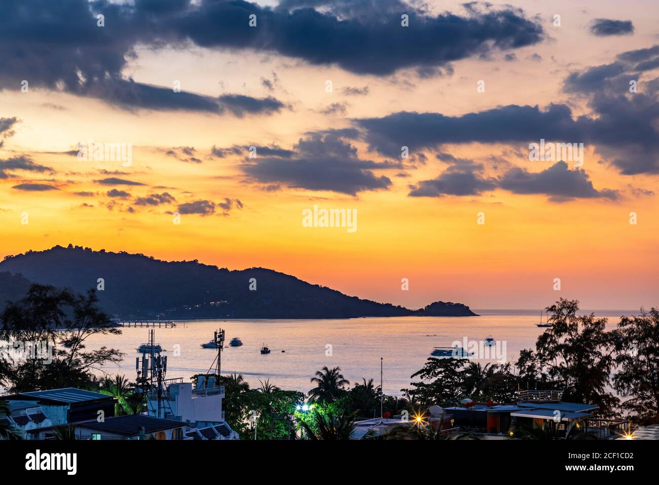 Coucher de soleil sur la mer d'Andaman, Patong, Phuket, Thaïlande Banque D'Images