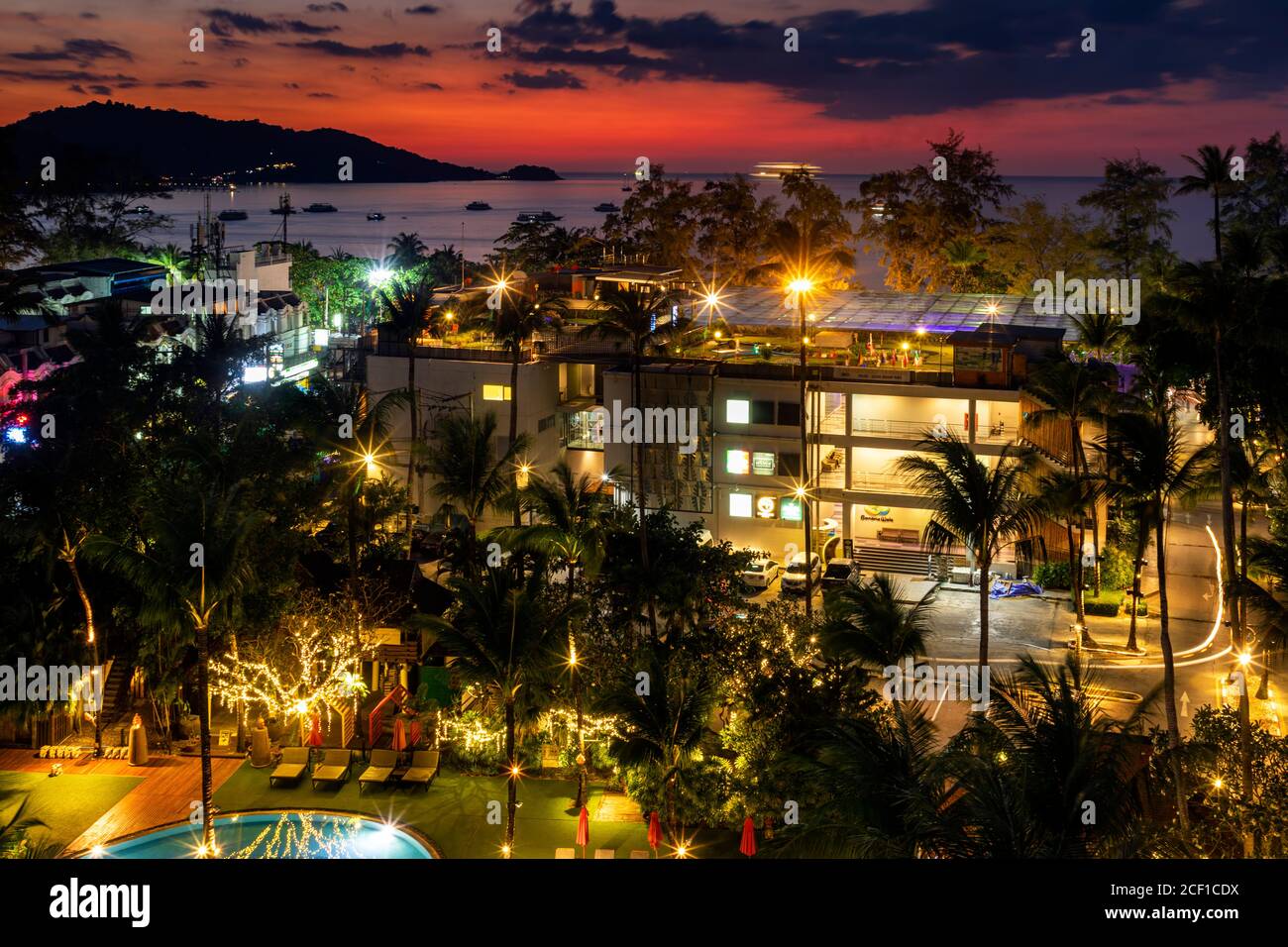 Coucher de soleil sur la mer d'Andaman à Patong, Phuket, Thaïlande Banque D'Images
