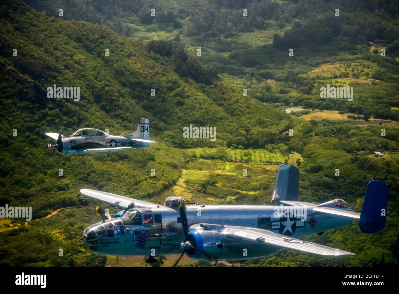 OAHU, Hawaï-- les oiseaux de guerre de la Seconde Guerre mondiale volent en formation au-dessus d'Oahu le 1er septembre 2020, pour le 75e anniversaire de la commémoration de la fin de la Seconde Guerre mondiale. La Seconde Guerre mondiale reste un rappel historique de la manière dont la détermination dévouée des alliés avec un objectif commun et une vision commune a permis de construire des partenariats éprouvés qui durent. Aujourd'hui, l'armée américaine continue de s'unir avec ses alliés et ses partenaires pour maintenir une Indo-Pacifique libre et ouverte. Banque D'Images