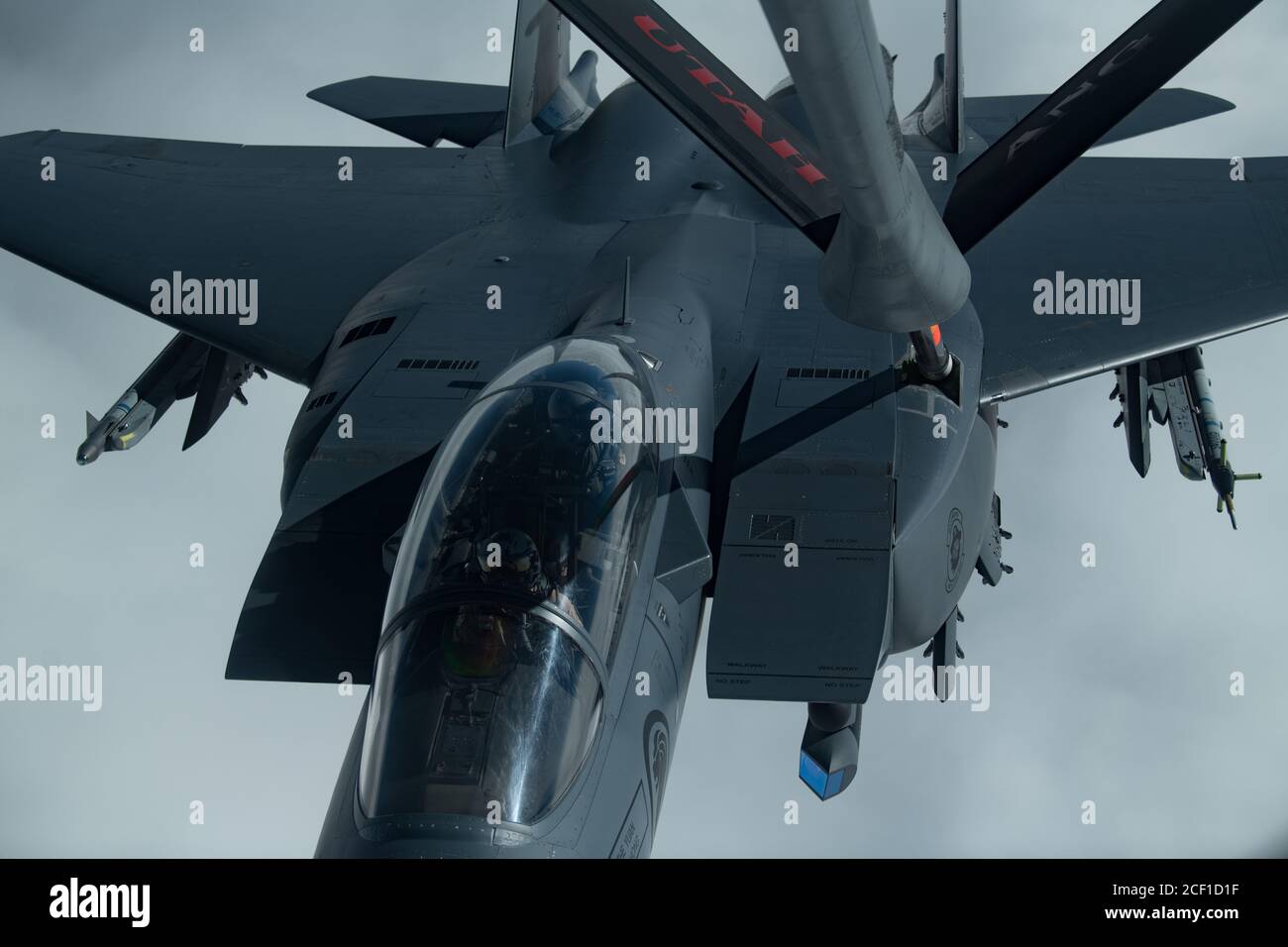 Un combattant multirôle du 428e Escadron d'avions F-15SG, piloté par les pilotes de la Force aérienne de la République de Singapour, reçoit du carburant d'un KC-135 Stratotanker de la 151e Escadre de ravitaillement en vol au-dessus de l'Idaho, le 25 août 2020. Le 428e FS fait partie du programme Peace Carvin V, qui a promu des partenaires de formation de Singapour pour la projection et la manœuvre de la prochaine génération d'énergie aérienne depuis plus de 11 ans. (É.-U. Photo de la Force aérienne par le Sgt. Natasha Stannard) Banque D'Images