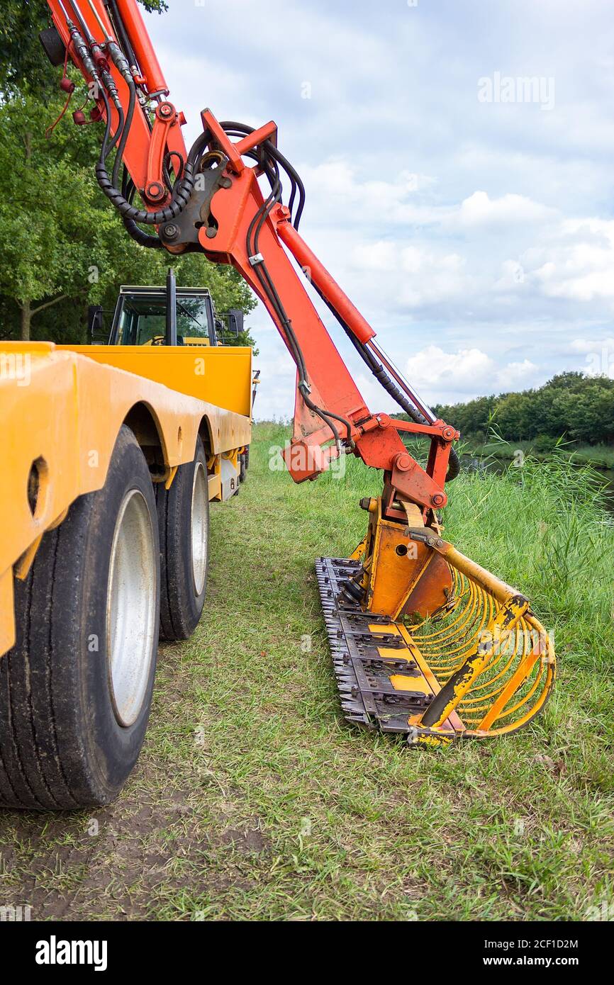 Pince hydraulique avec barre de coupe sur le front de mer de la rivière Banque D'Images