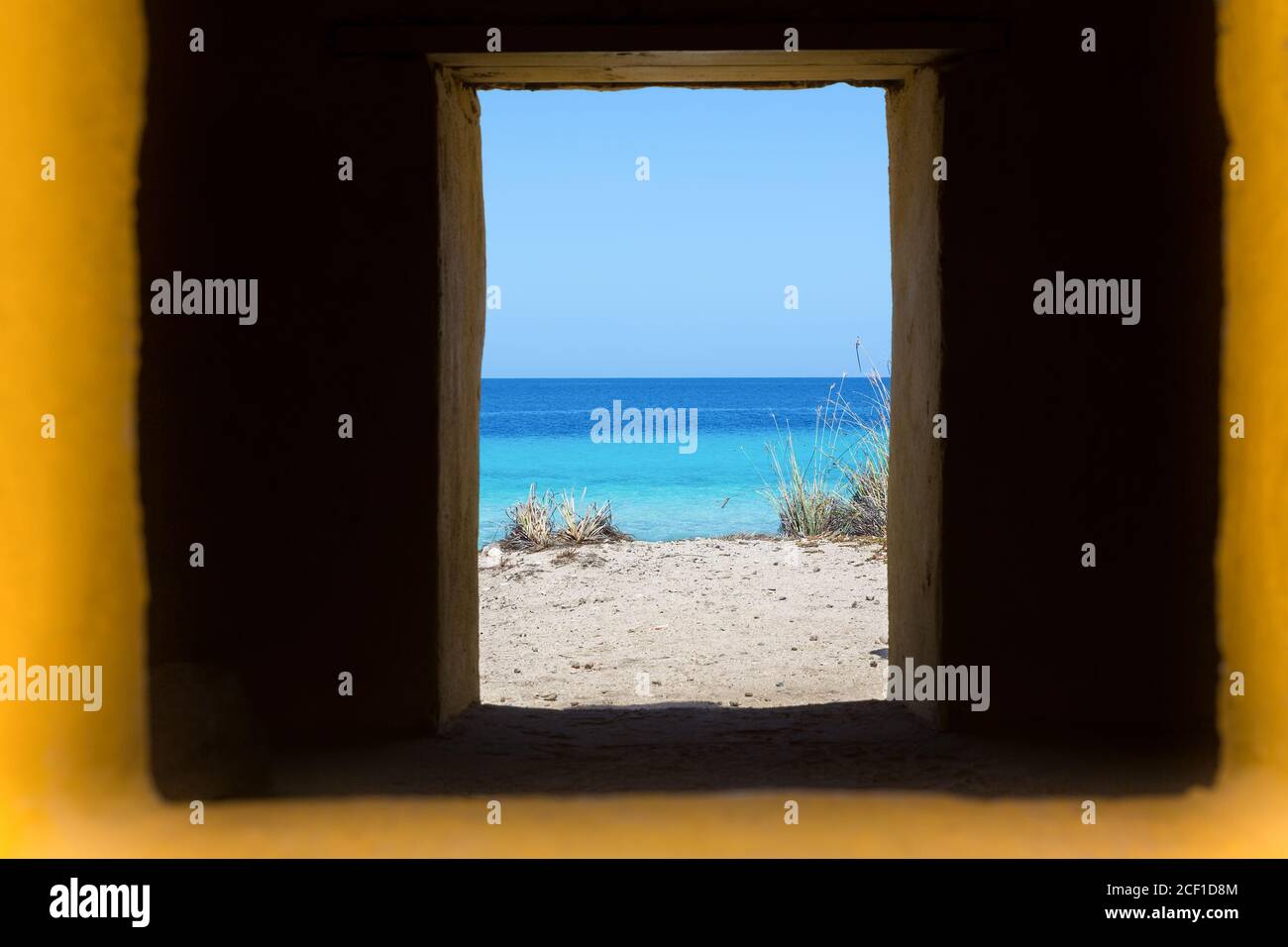regardez par la fenêtre dans la fenêtre avec vue sur la mer bleue île Bonaire Banque D'Images