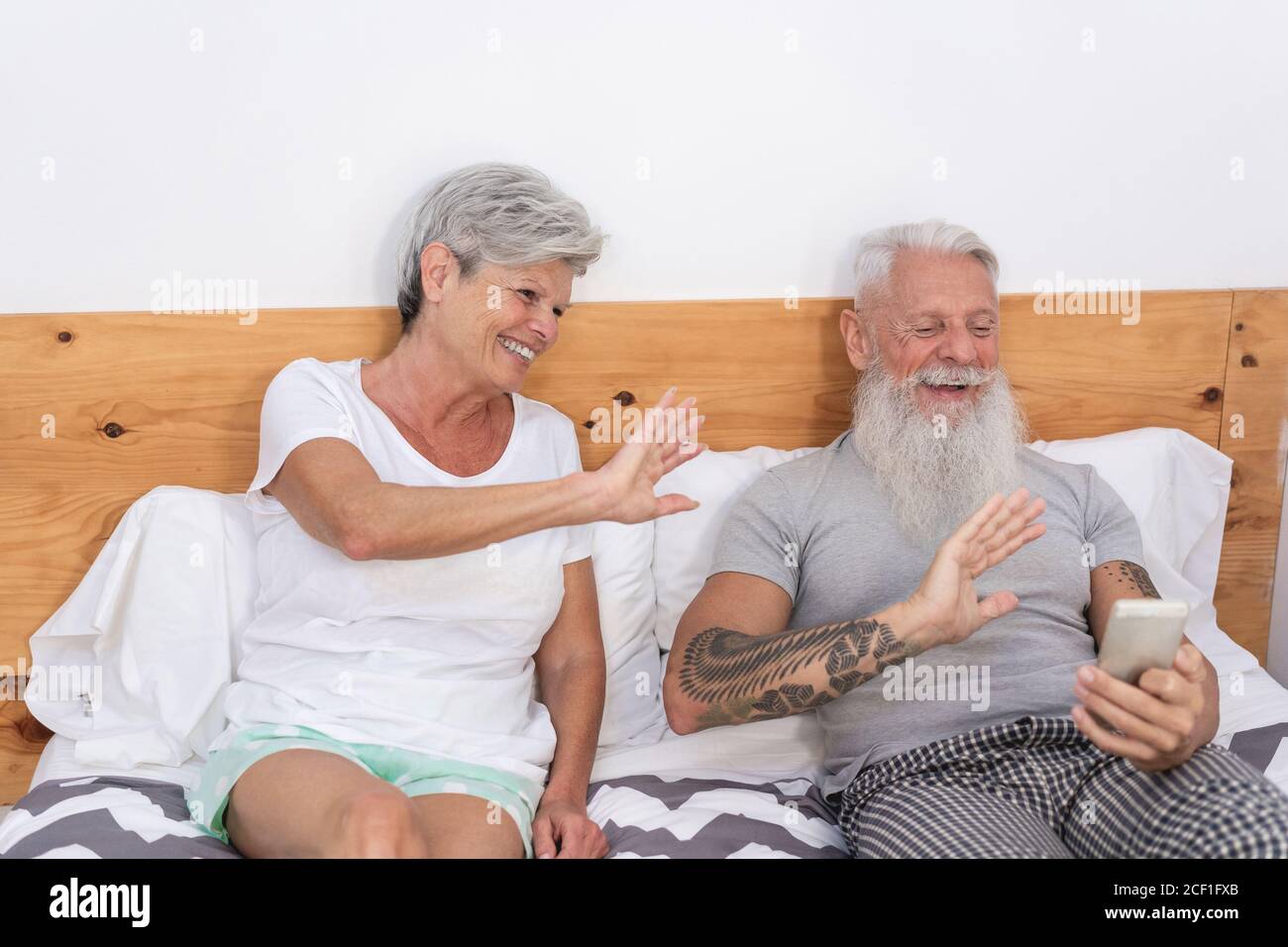 Couple senior marié heureux au lit ayant un appel vidéo Smartphone -  personnes âgées ayant du plaisir - technologie amour des personnes âgées Et  concept de bonheur - Focus Photo Stock - Alamy
