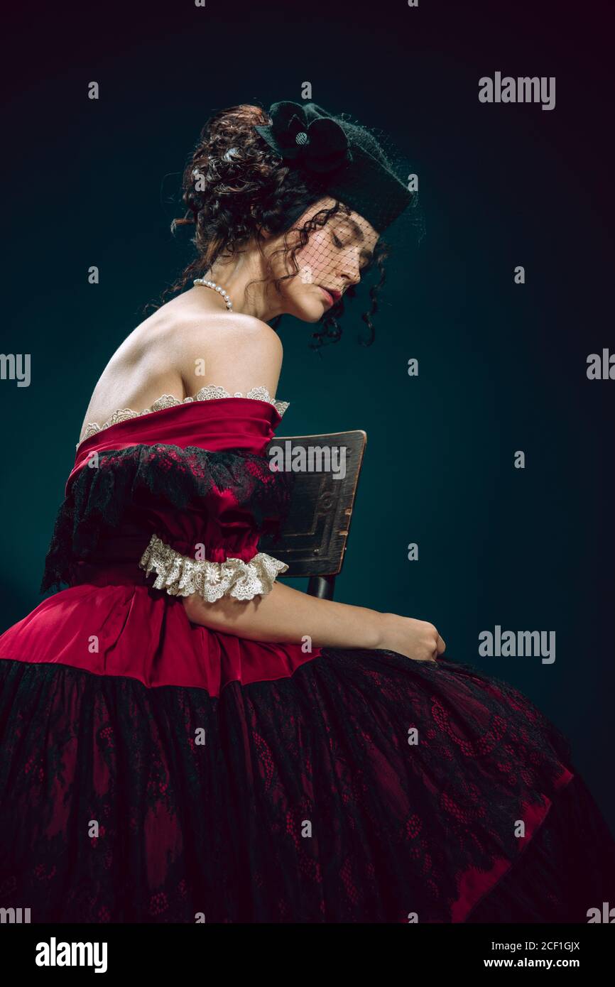 Amour Tragique La Jeune Femme Comme Anna Karenina Isole Sur Fond Bleu Fonce Style Retro Comparaison Du Concept Eras Belle Femme Modele Comme Le Caractere De La Litterature Grand Vieux Mode Photo Stock