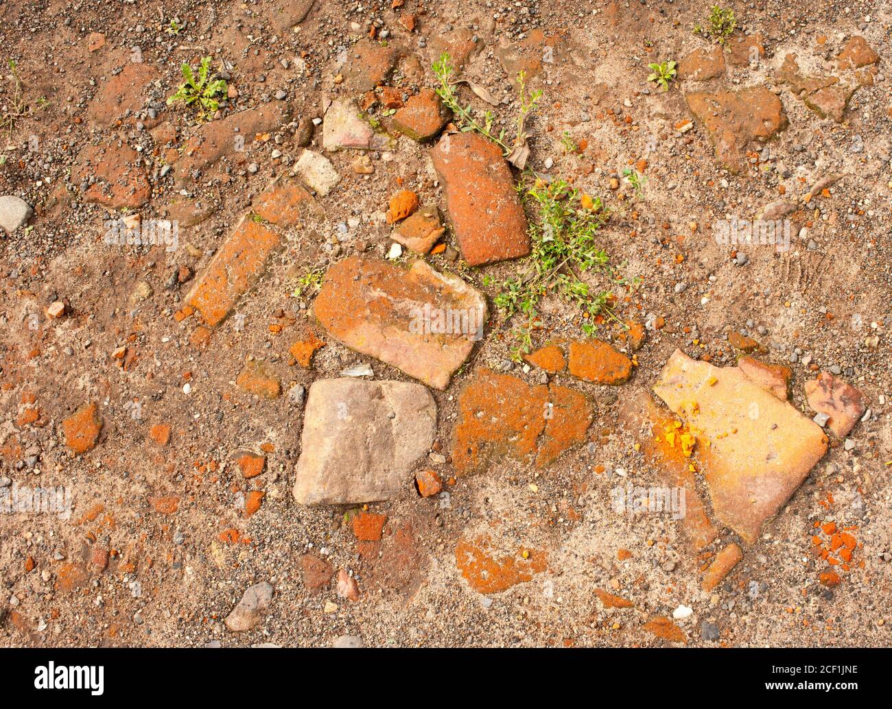 Terre - morceaux de pierres et briques Banque D'Images
