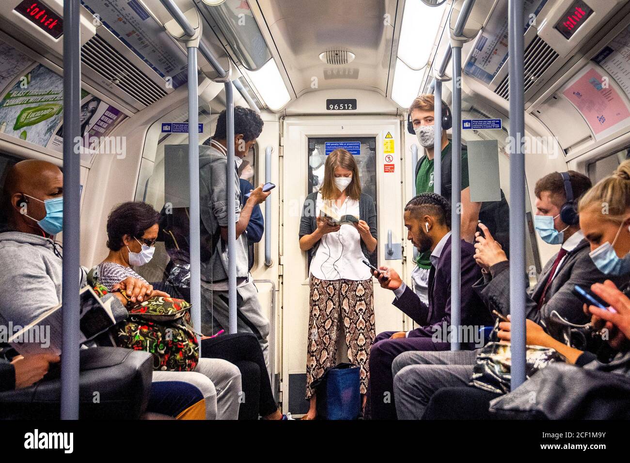 Les passagers portant un masque facial sur la ligne Jubilee de Londres, tandis que les travailleurs sont encouragés à retourner dans leurs bureaux, avec un blitz de relations publiques commençant cette semaine rappelant aux gens les efforts déployés pour rendre les lieux de travail « Covid-Secure ». Banque D'Images