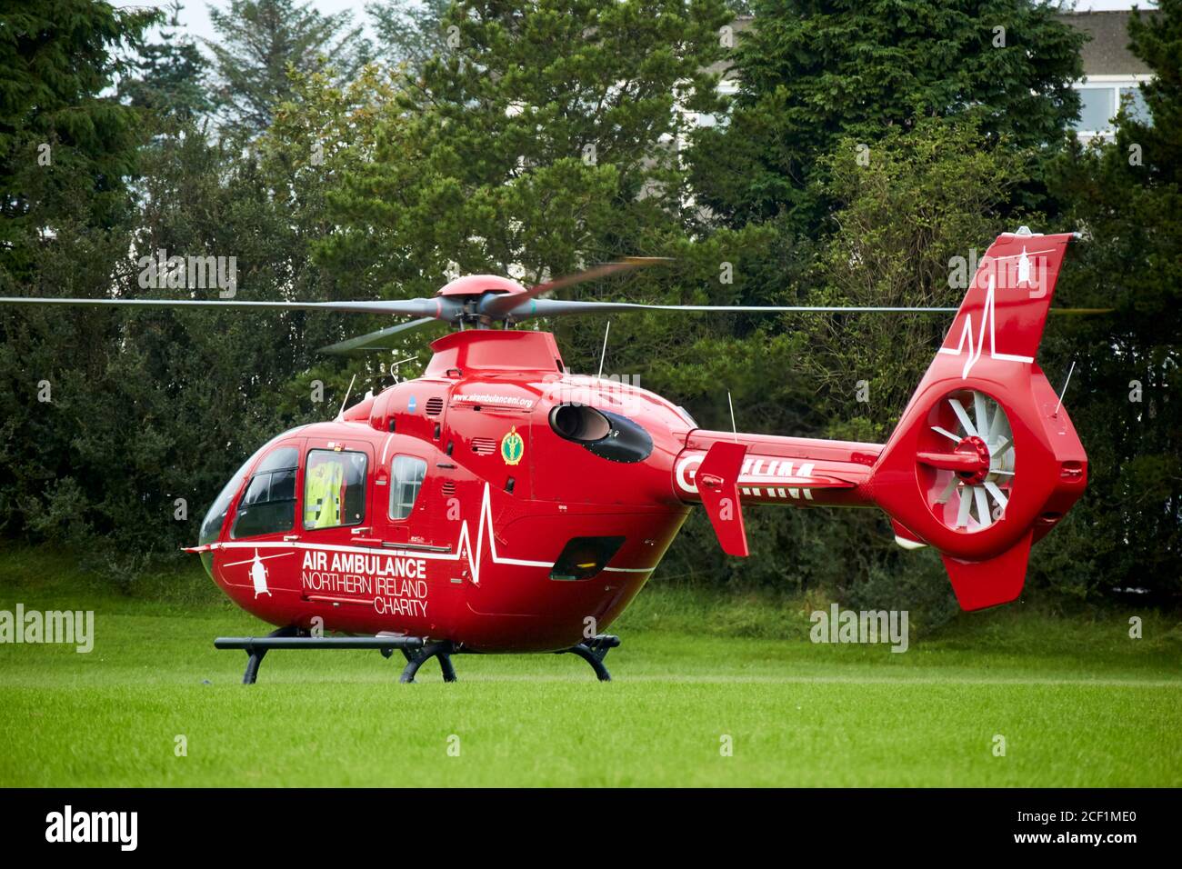 L'ambulance aérienne d'Irlande du Nord sur appel a atterri avec des rotors Lancement d'un terrain de football scolaire à Newtowbabbabbabbabbabbabbabbab Ambulance aérienne britannique NOR Banque D'Images