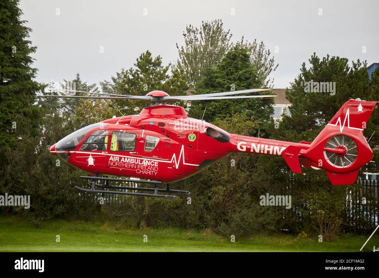 Ambulance aérienne d'Irlande du Nord sur appel au départ Un terrain de football scolaire à Newtowbabbabbabbabbabbabbabbabbab ambulance du nord de l'irlande Banque D'Images