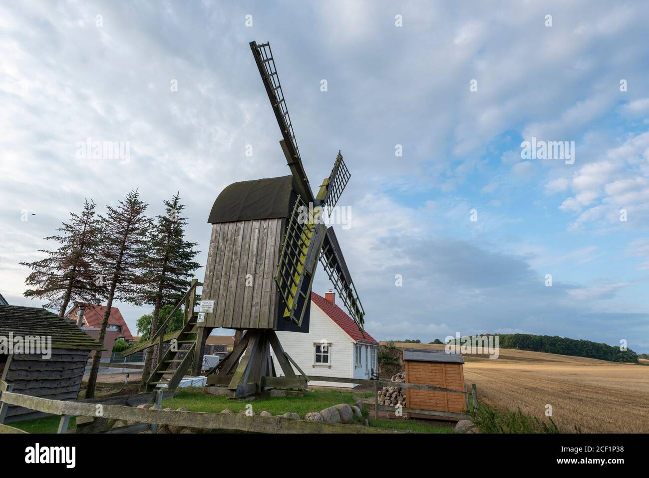 Sellin, Allemagne. 03ème août 2020. Non loin du lac de Sellin, il y a le moulin à vent en buck reconstruit d'Altensien. La reconstruction d'un moulin à malt, qui servait principalement un agriculteur pour ses propres besoins, pourrait être reconstruite avec l'argent de l'UE en 2006. En été, les journées de cuisson du pain ont lieu régulièrement à l'usine. Crédit: Stephan Schulz/dpa-Zentralbild/ZB/dpa/Alay Live News Banque D'Images