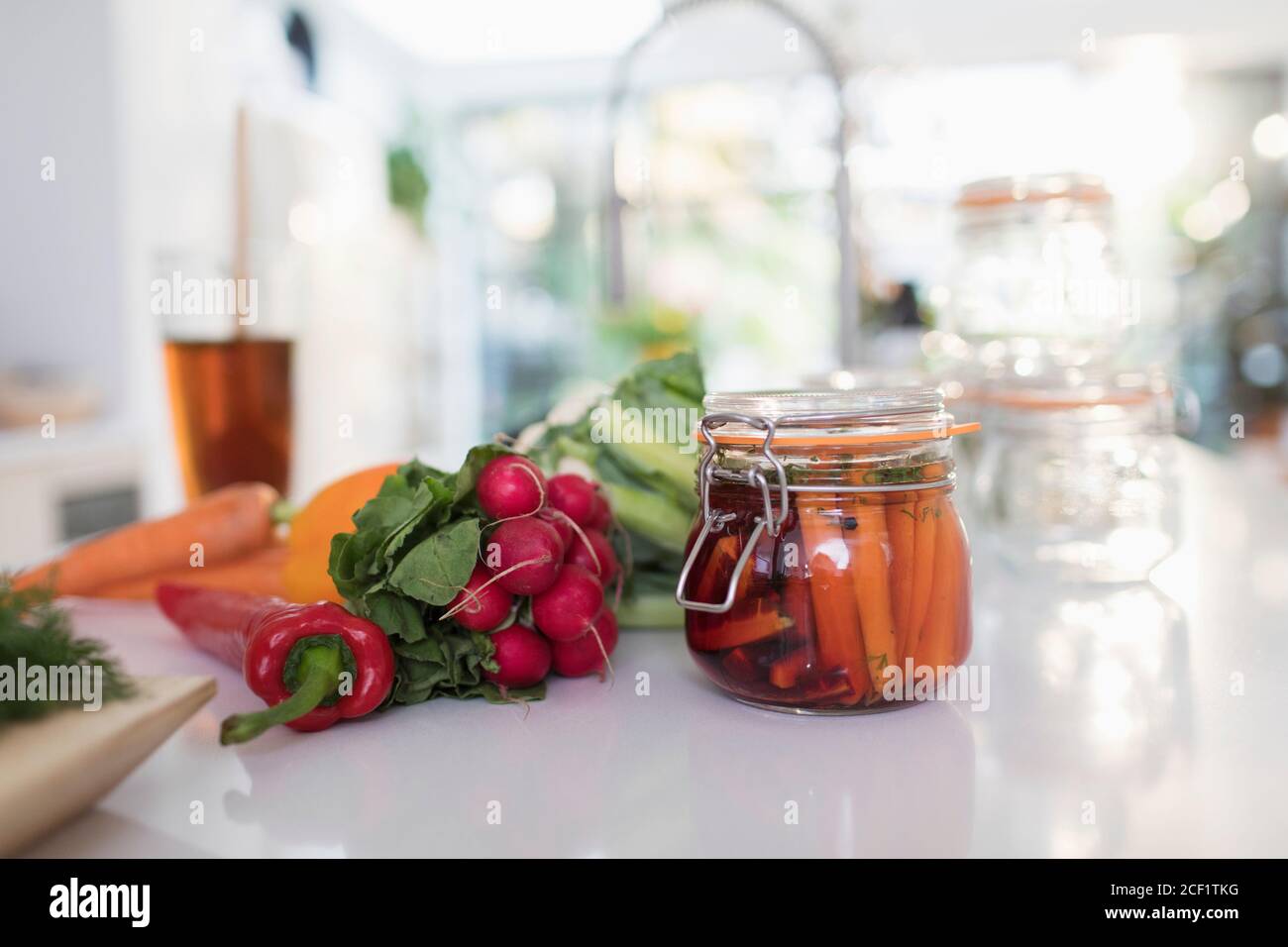 Légumes conservés dans un pot sur le comptoir de cuisine Banque D'Images