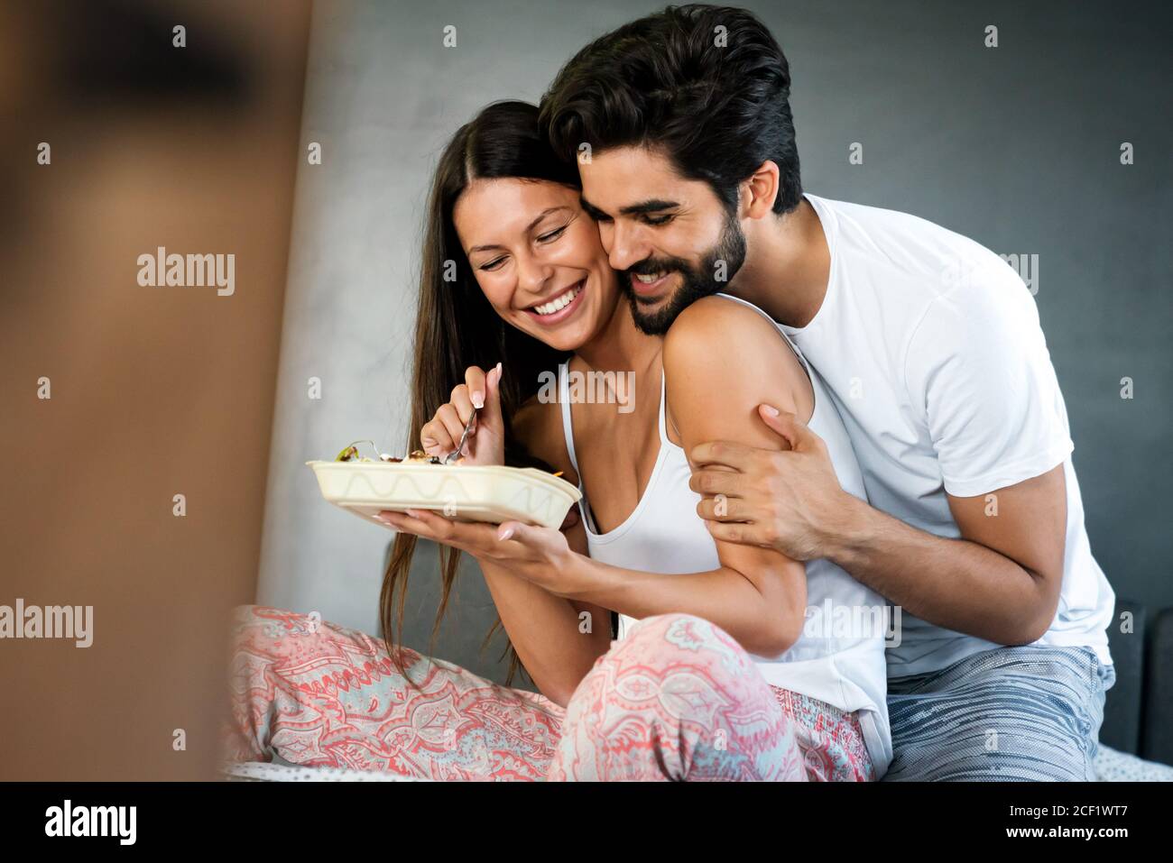 Couple amoureux de prendre le petit déjeuner au lit. Personnes, amour, concept alimentaire. Banque D'Images