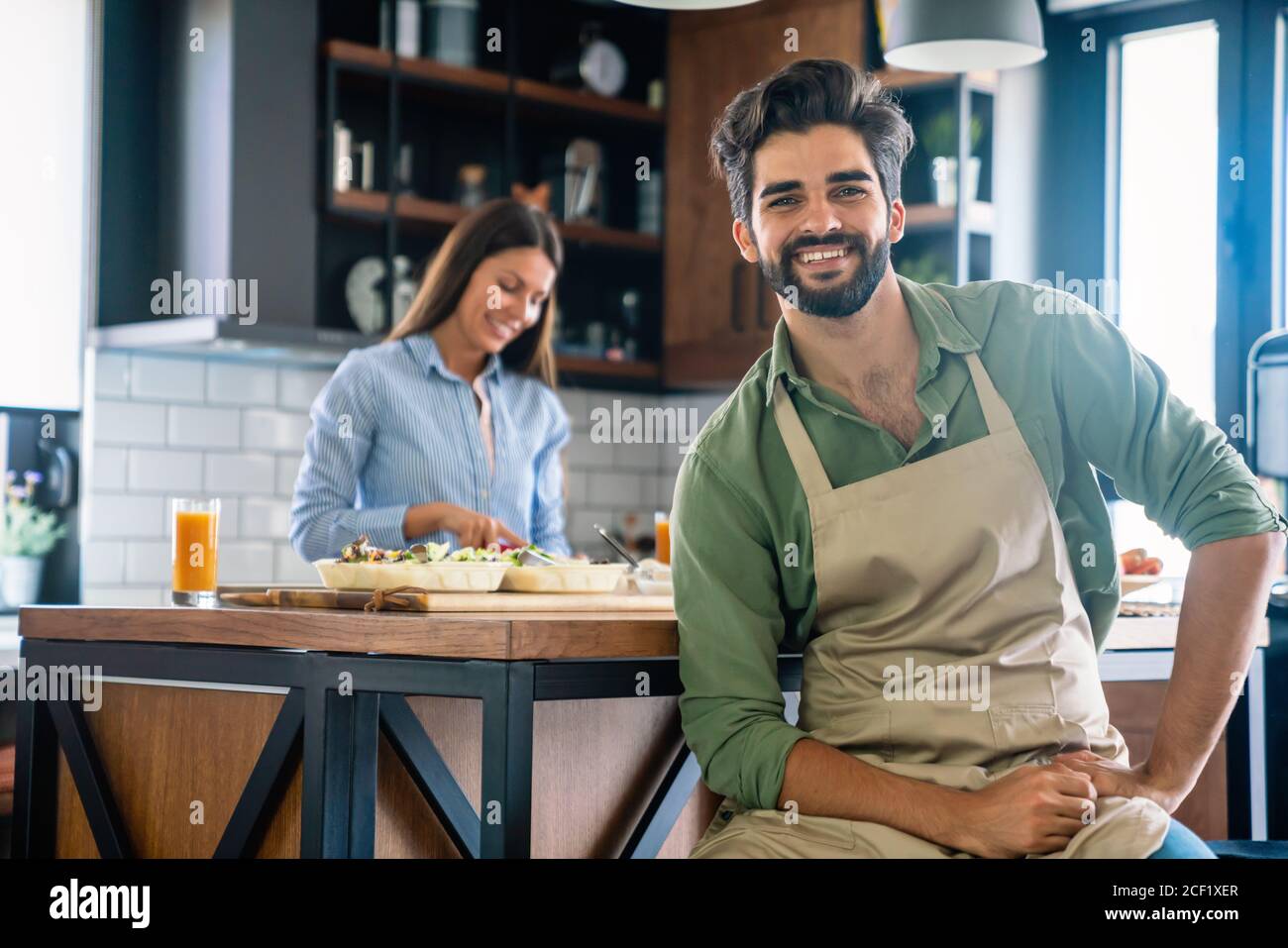 Portrait of happy young couple ensemble dans la cuisine à la maison. Banque D'Images