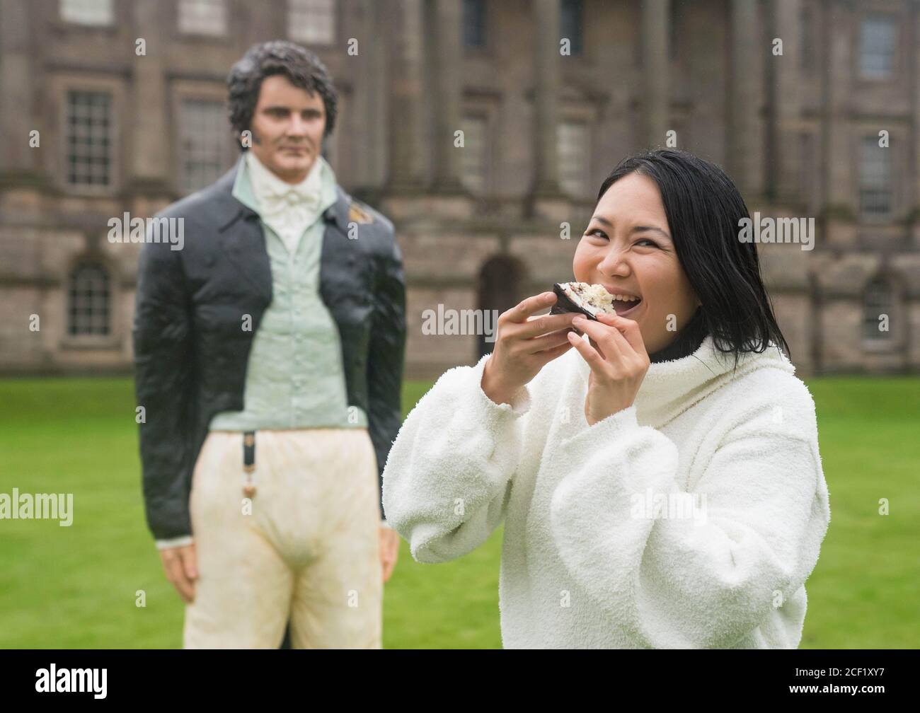 USAGE ÉDITORIAL EXCLUSIF Michele Wibowo, designer de gâteaux, dévoile un gâteau grandeur nature de M. Darcy, tel qu'il a été joué par Colin Firth dans la mini-série télévisée Pride and Prejum, lors du 25e anniversaire de la série emblématique pour célébrer le lancement de la saison Jane Austen sur Drama, Quel sera l'air le dimanche à partir du 6 septembre ??? 20e. Banque D'Images
