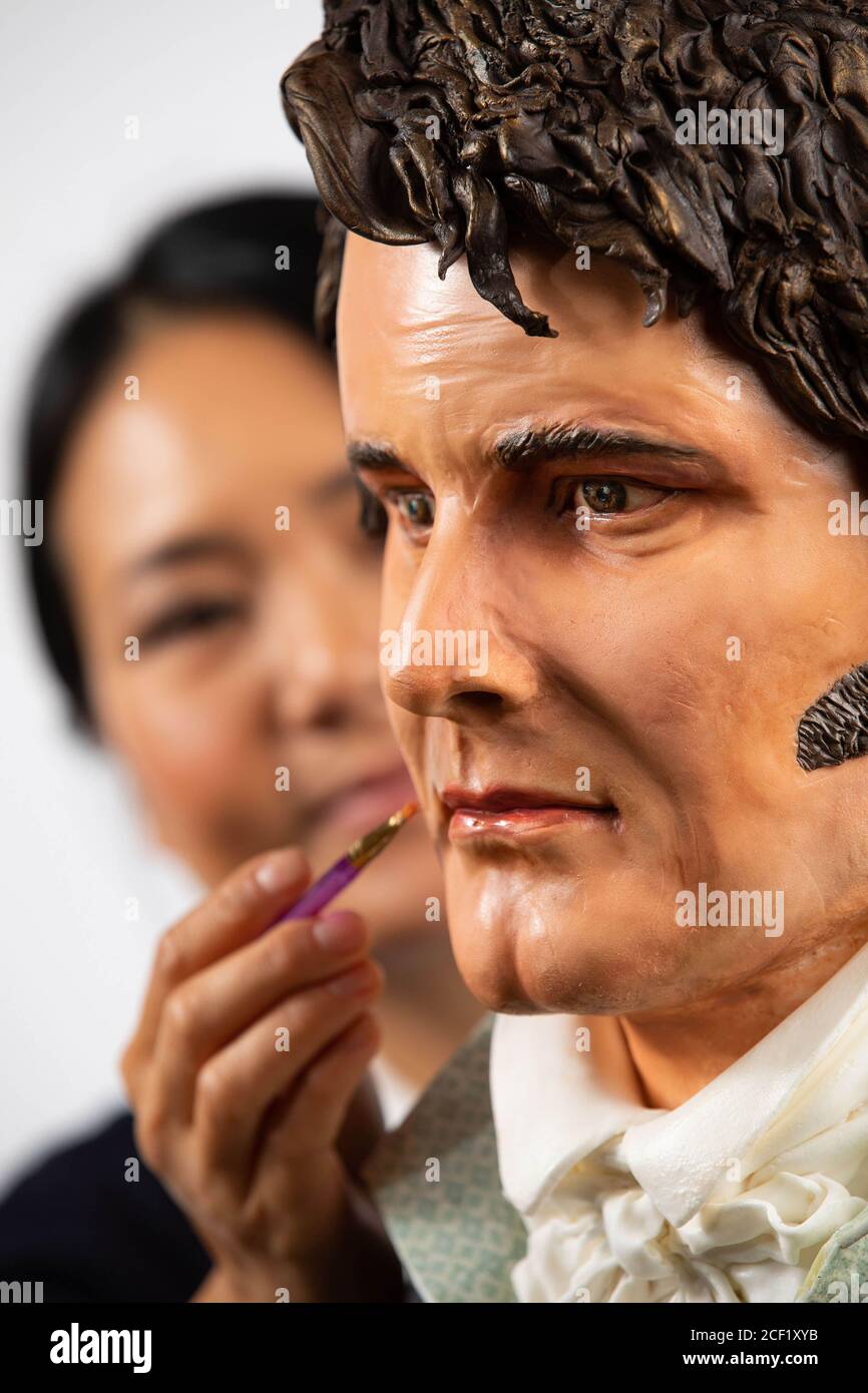 USAGE ÉDITORIAL EXCLUSIF Michele Wibowo, designer de gâteaux, dévoile un gâteau grandeur nature de M. Darcy, tel qu'il a été joué par Colin Firth dans la mini-série télévisée Pride and Prejum, lors du 25e anniversaire de la série emblématique pour célébrer le lancement de la saison Jane Austen sur Drama, Quel sera l'air le dimanche à partir du 6 septembre ??? 20e. Banque D'Images