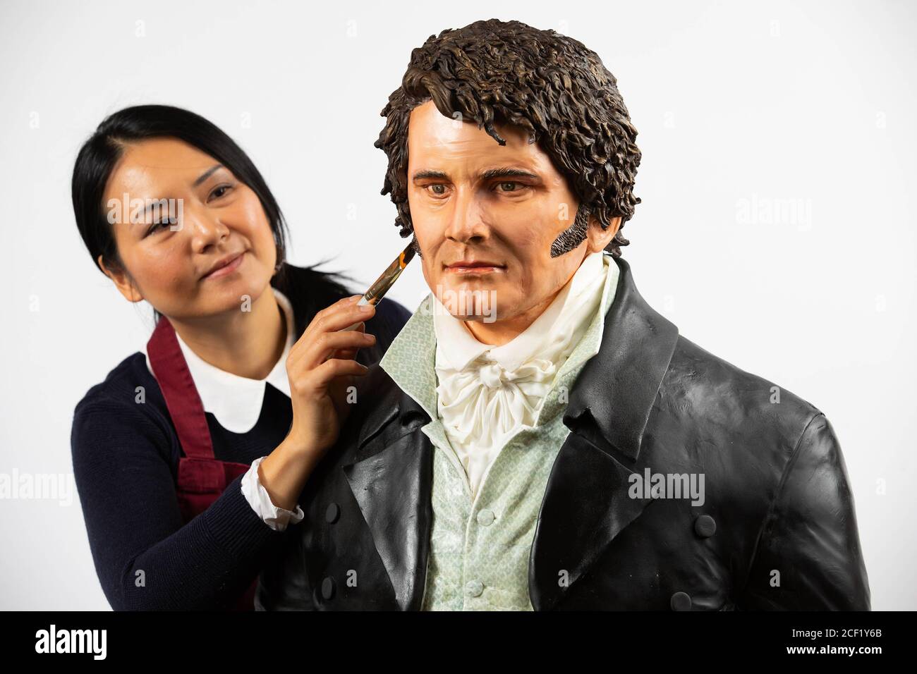 USAGE ÉDITORIAL EXCLUSIF Michele Wibowo, designer de gâteaux, dévoile un gâteau grandeur nature de M. Darcy, tel qu'il a été joué par Colin Firth dans la mini-série télévisée Pride and Prejum, lors du 25e anniversaire de la série emblématique pour célébrer le lancement de la saison Jane Austen sur Drama, Quel sera l'air le dimanche à partir du 6 septembre ??? 20e. Banque D'Images