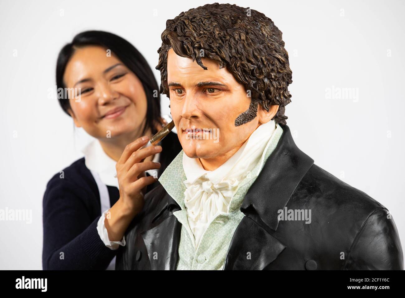 USAGE ÉDITORIAL EXCLUSIF Michele Wibowo, designer de gâteaux, dévoile un gâteau grandeur nature de M. Darcy, tel qu'il a été joué par Colin Firth dans la mini-série télévisée Pride and Prejum, lors du 25e anniversaire de la série emblématique pour célébrer le lancement de la saison Jane Austen sur Drama, Quel sera l'air le dimanche à partir du 6 septembre ??? 20e. Banque D'Images