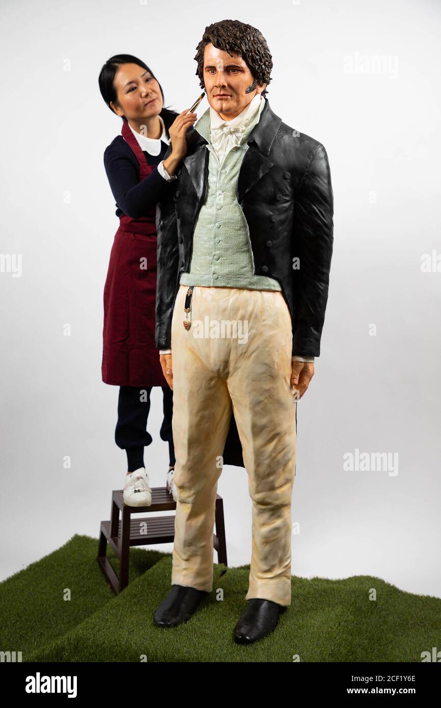 USAGE ÉDITORIAL EXCLUSIF Michele Wibowo, designer de gâteaux, dévoile un gâteau grandeur nature de M. Darcy, tel qu'il a été joué par Colin Firth dans la mini-série télévisée Pride and Prejum, lors du 25e anniversaire de la série emblématique pour célébrer le lancement de la saison Jane Austen sur Drama, Quel sera l'air le dimanche à partir du 6 septembre ??? 20e. Banque D'Images