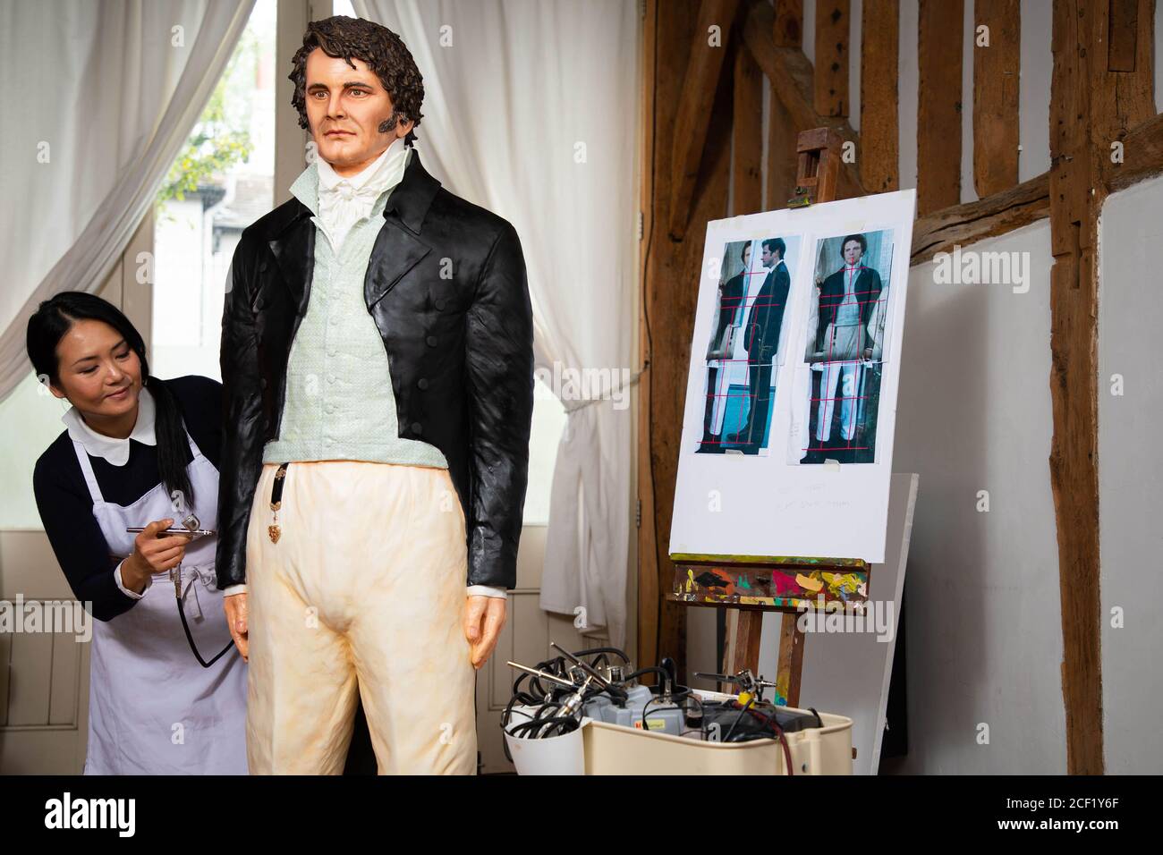 USAGE ÉDITORIAL EXCLUSIF Michele Wibowo, designer de gâteaux, dévoile un gâteau grandeur nature de M. Darcy, tel qu'il a été joué par Colin Firth dans la mini-série télévisée Pride and Prejum, lors du 25e anniversaire de la série emblématique pour célébrer le lancement de la saison Jane Austen sur Drama, Quel sera l'air le dimanche à partir du 6 septembre ??? 20e. Banque D'Images