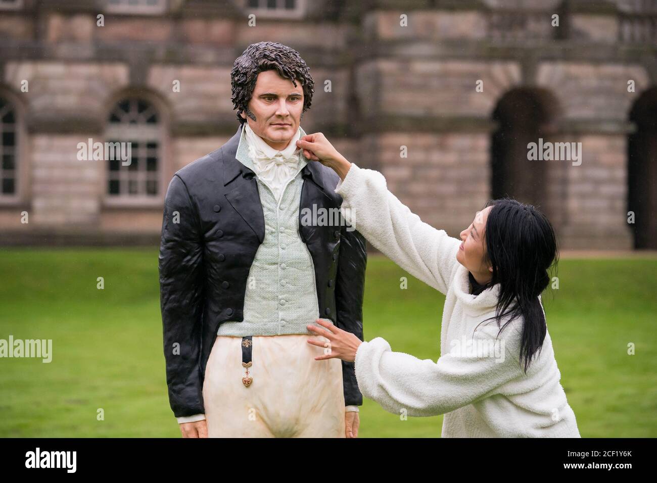 Michele Wibowo, designer de gâteaux, dévoile un gâteau grandeur nature de M. Darcy, tel qu'il a été joué par Colin Firth dans la mini-série télévisée Pride and Prepréjudice, lors du 25e anniversaire de la série emblématique pour célébrer le lancement de la saison Jane Austen sur Drama, Quel sera l'air le dimanche à partir du 6 septembre ??? 20e. Banque D'Images