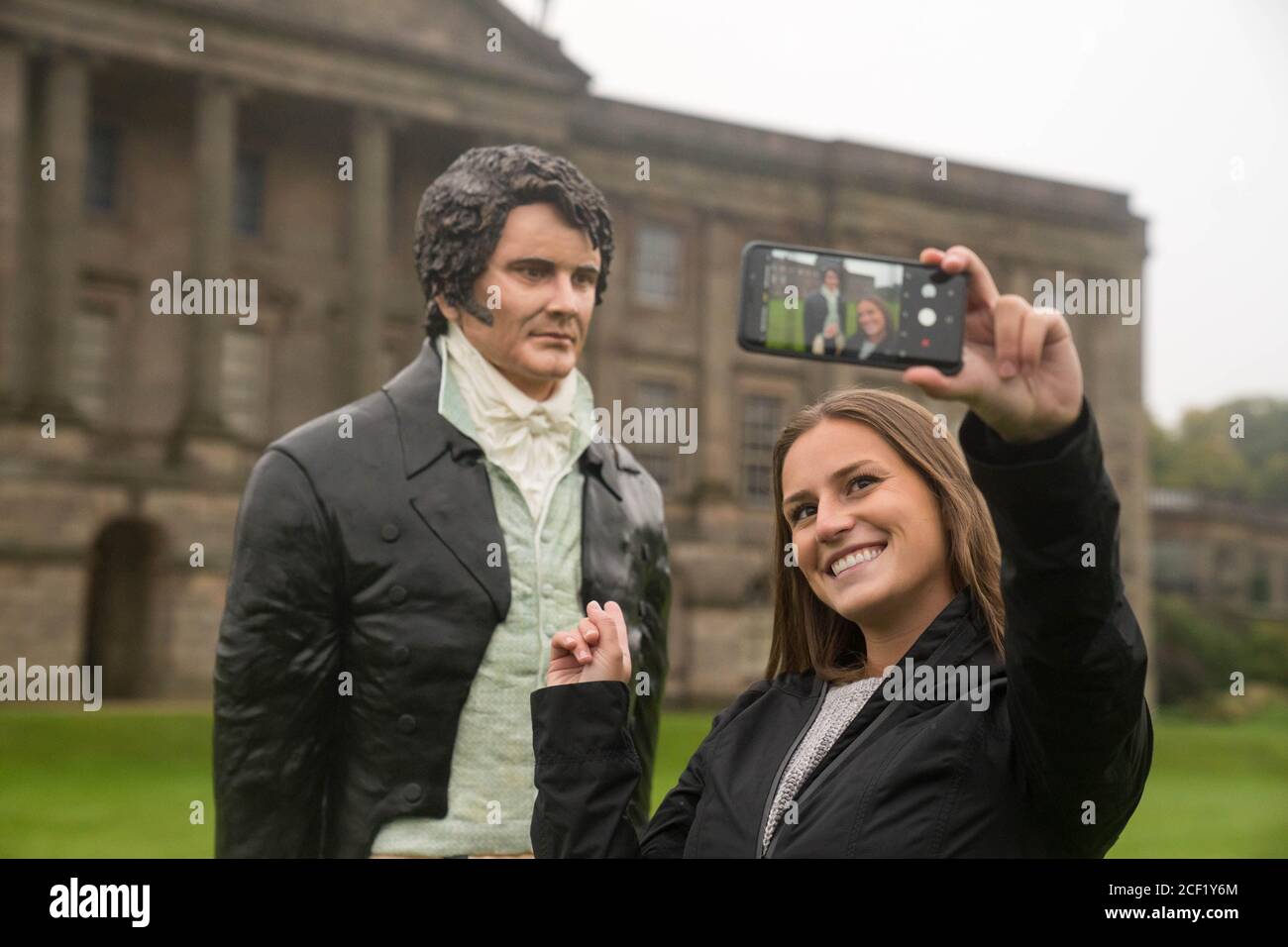 Un gâteau grandeur nature de M. Darcy, tel qu'il a été joué par Colin Firth dans la mini-série télévisée Pride and Pregous, a été créé par la célèbre cake designer Michelle Wibowo dans le 25ème anniversaire de la série emblématique pour célébrer le lancement de la saison Jane Austen sur Drama, Quel sera l'air le dimanche à partir du 6 septembre ??? 20e. Banque D'Images