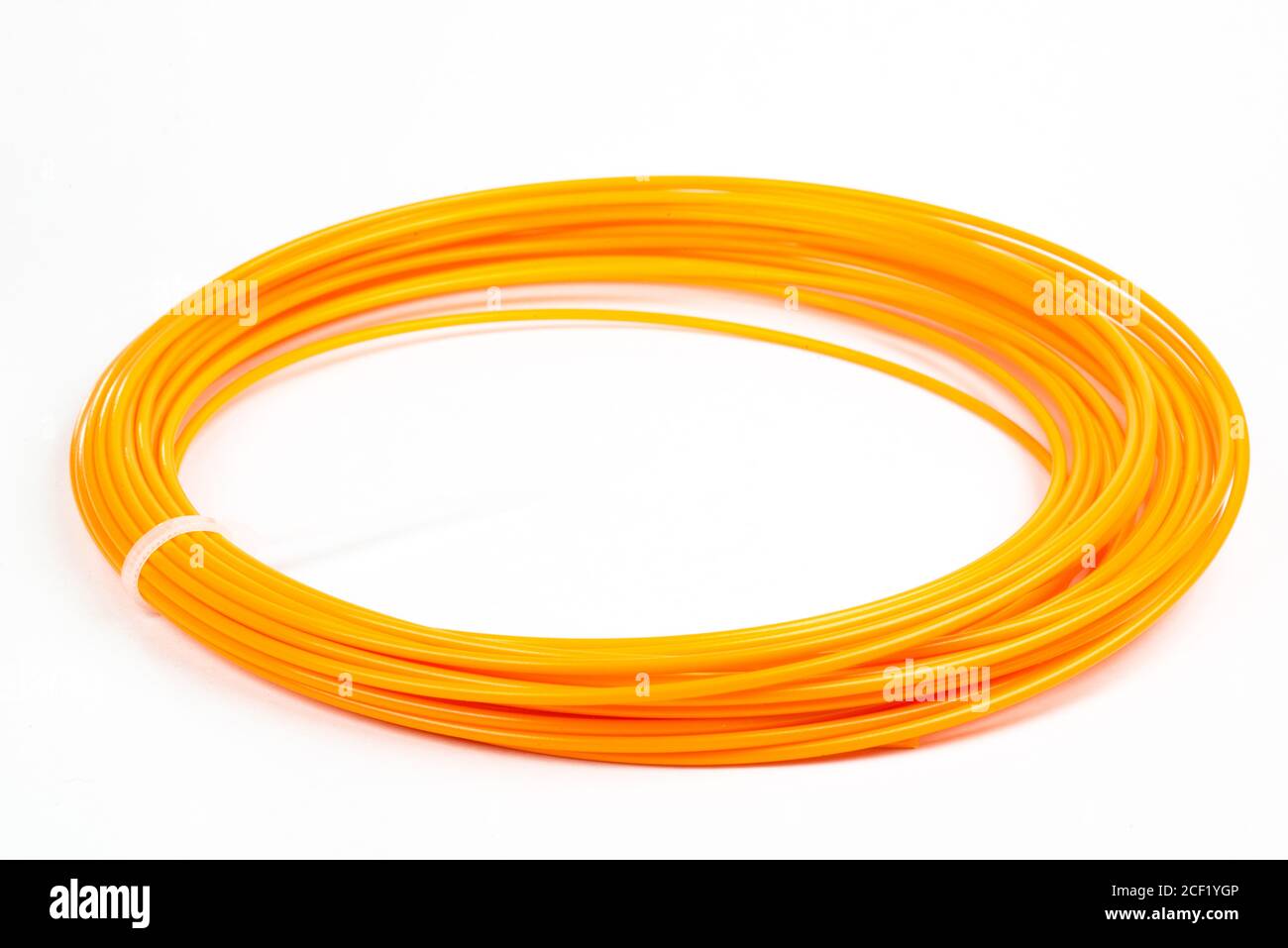 Vue de dessus du filament laminé orange 3D stylo PLA isolé sur blanc. Gros plan sur un fil en plastique brillant pour imprimante 3D à l'intérieur, arrière-plan blanc du studio. Banque D'Images