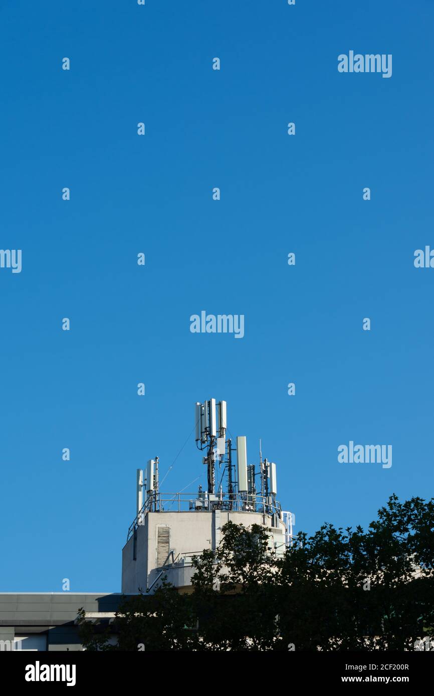 Antennes de téléphonie mobile 5G et 4G installées sur le toit d'un bâtiment. Ciel bleu. Copier l'espace pour le texte Banque D'Images