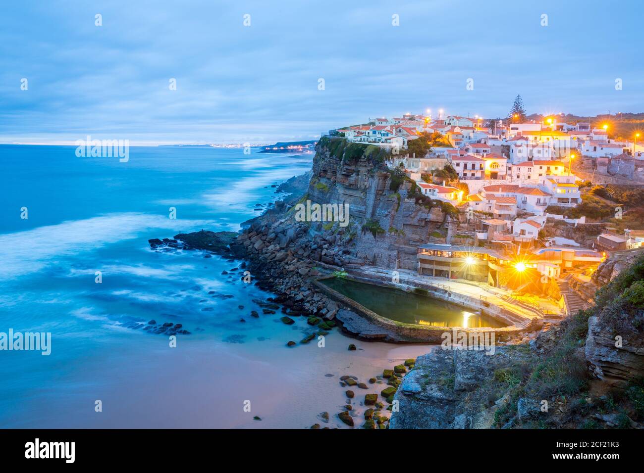 Azenhas do Mar village au crépuscule, Sintra Portugal. Banque D'Images