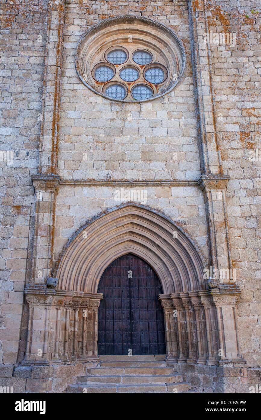 Église Santa Maria la Mayor, Trujillo, Espagne. Vue sur la façade principale. Banque D'Images