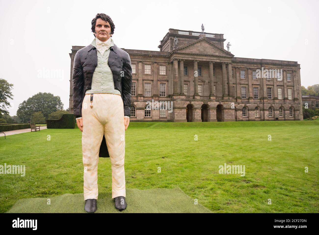 UTILISATION ÉDITORIALE SEULEMENT UN gâteau grandeur nature de M. Darcy, comme joué par Colin Firth dans la mini-série TV de Pride et de préjugés, est dévoilé à la propriété National Trust Lyme Park à Disley, Cheshire. Banque D'Images