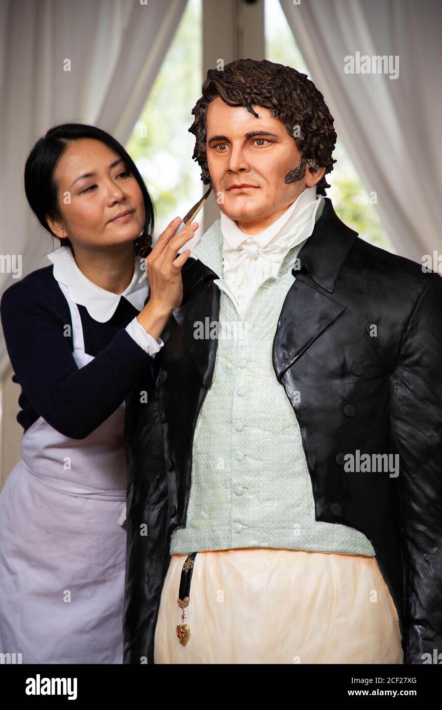 UTILISATION ÉDITORIALE SEULEMENT UN gâteau grandeur nature de M. Darcy, comme joué par Colin Firth dans la mini-série TV de Pride et de préjugés, est dévoilé à la propriété National Trust Lyme Park à Disley, Cheshire. Banque D'Images