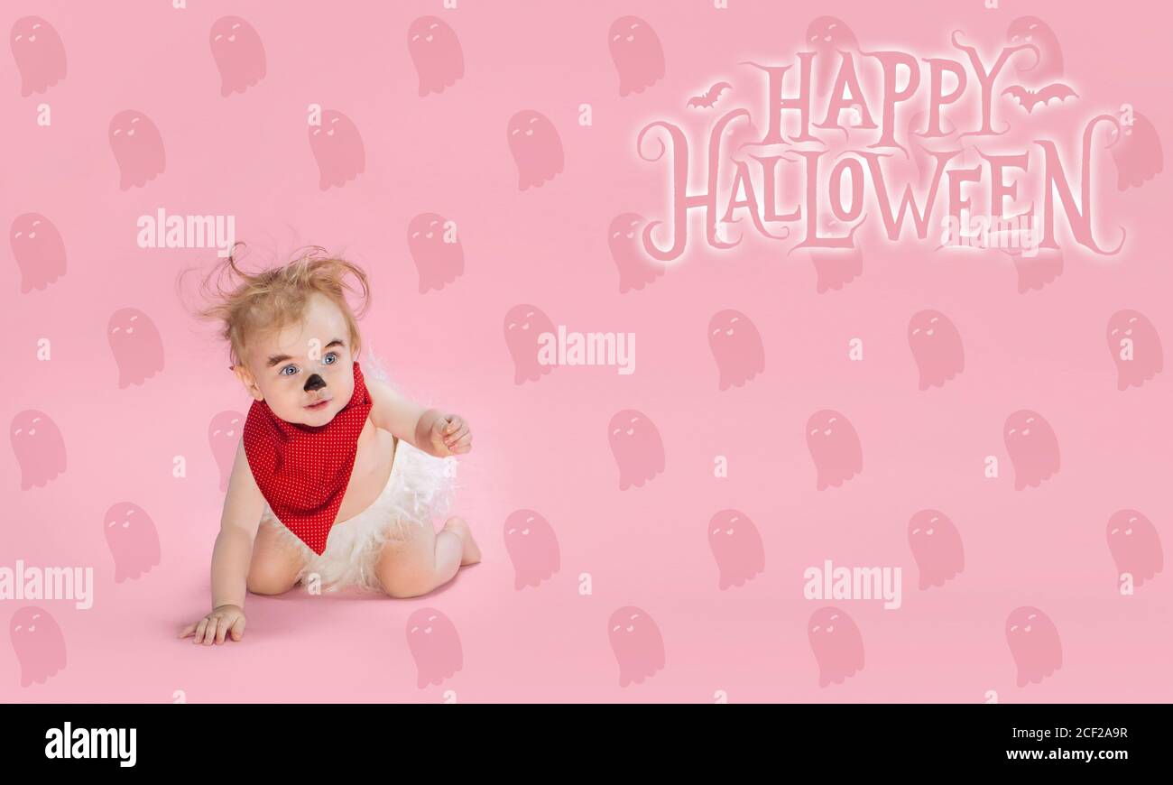 Petite fille comme vampire sur fond rose, Halloween temps, la circulaire avec copyspace. Black friday, cyber monday, ventes, concept d'automne. Prospectus pour votre annonce. Halloween humeur, octobre heure, effrayant et élégant. Banque D'Images