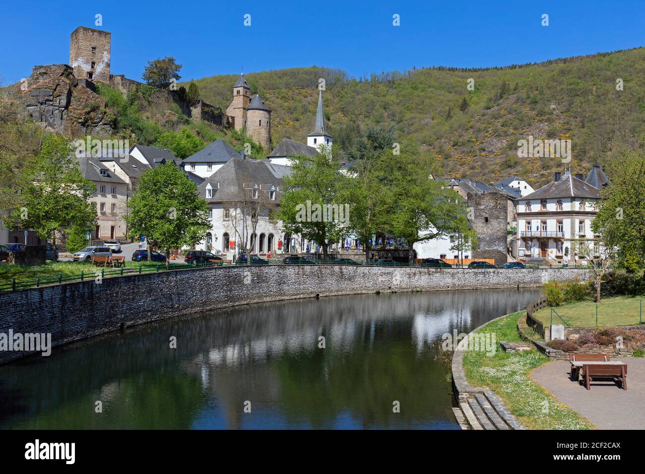 Europe, Luxembourg, Diekirch, Esch-sur-Sûre, vue sur la rivière Sûre et le centre du village. Banque D'Images