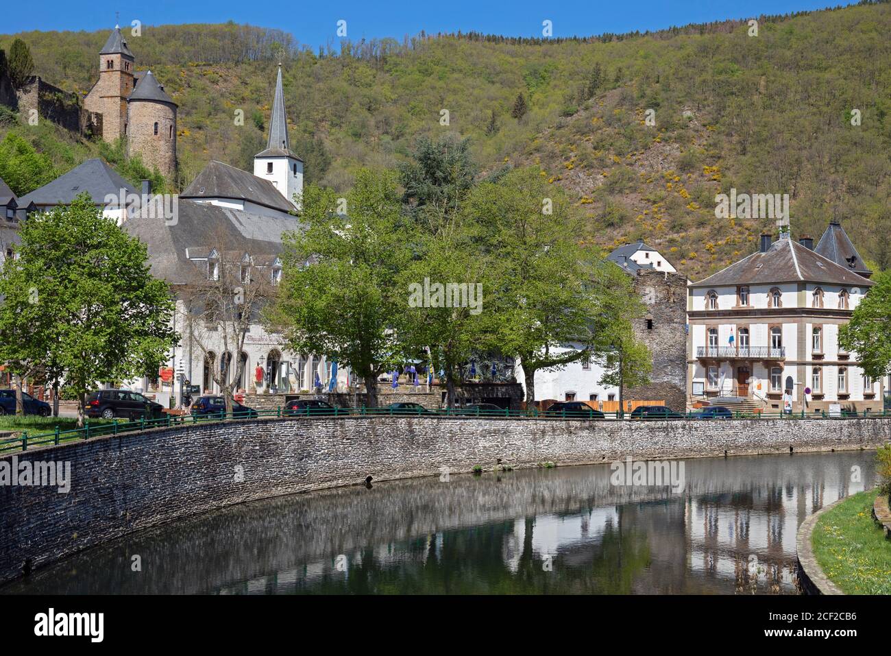 Europe, Luxembourg, Esch-sur-Sure, Esch-sur-Sûre, vue sur la rivière Sûre et le centre du village. Banque D'Images